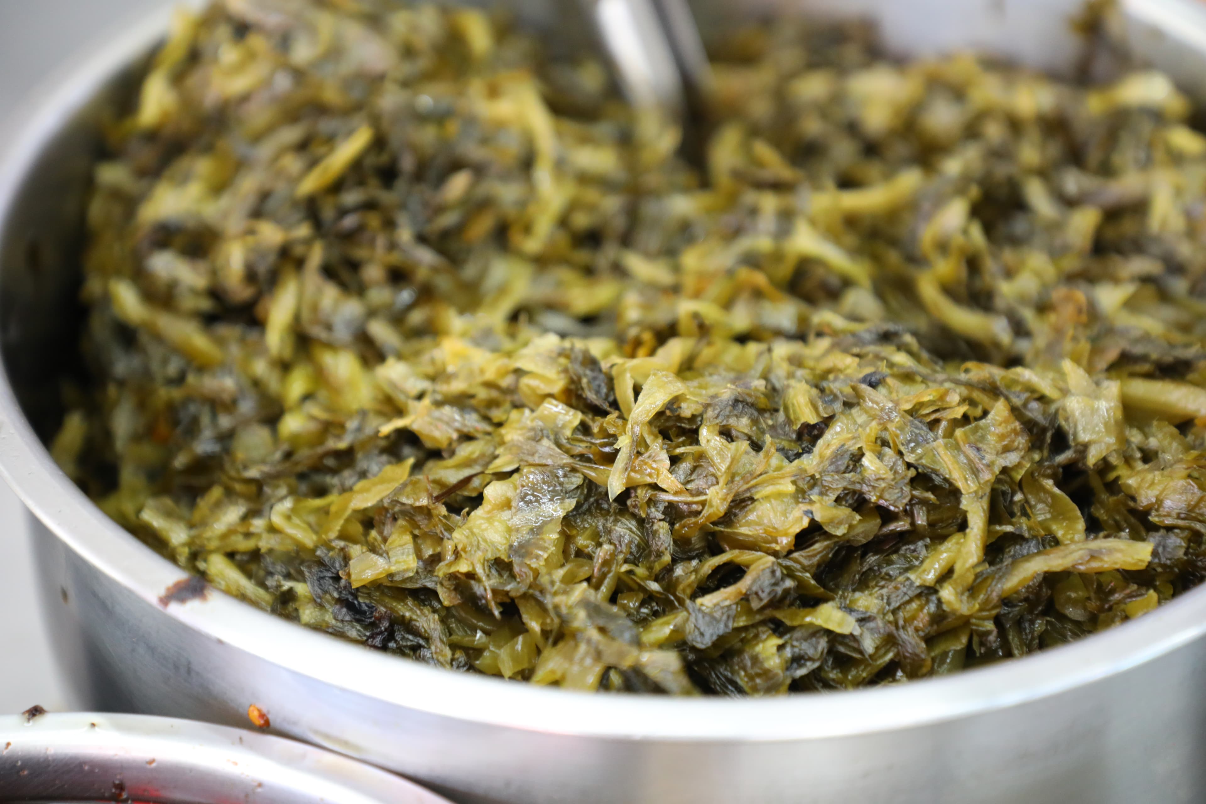 免費夾取的「酸菜」，味道略甜，能解肉膩。