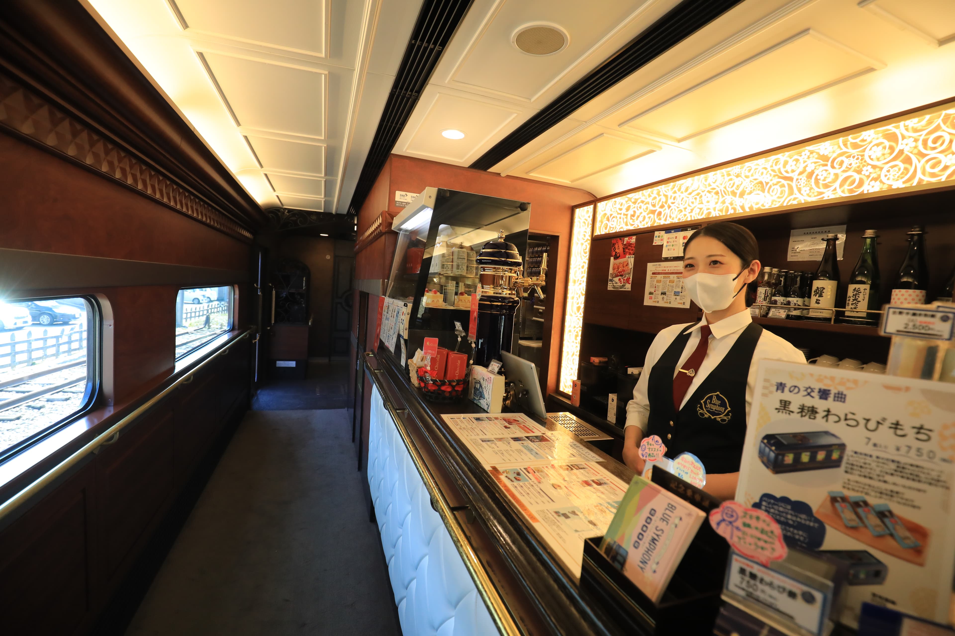 二號車廂的休息室，以飯店酒吧概念打造，在這可品嘗奈良地酒、限定啤酒與甜點。