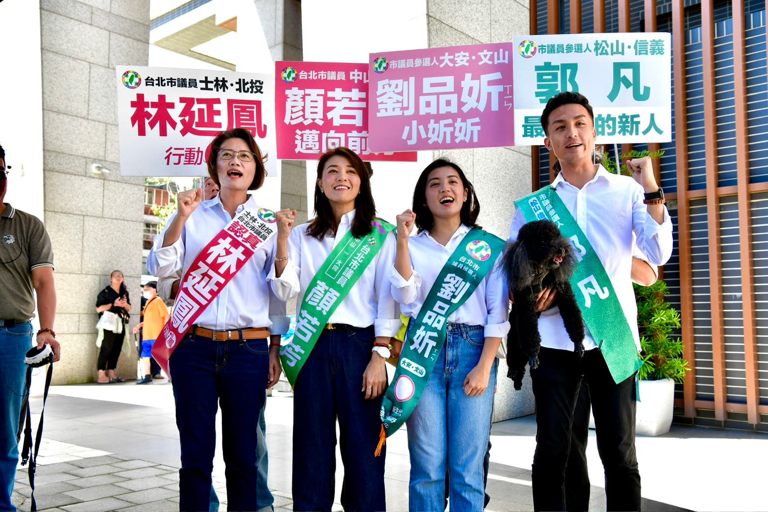 民進黨現任台北市議員林延鳳（左起）、顏若芳帶新人劉品妡、郭凡完成登記。（鏡報李智為）