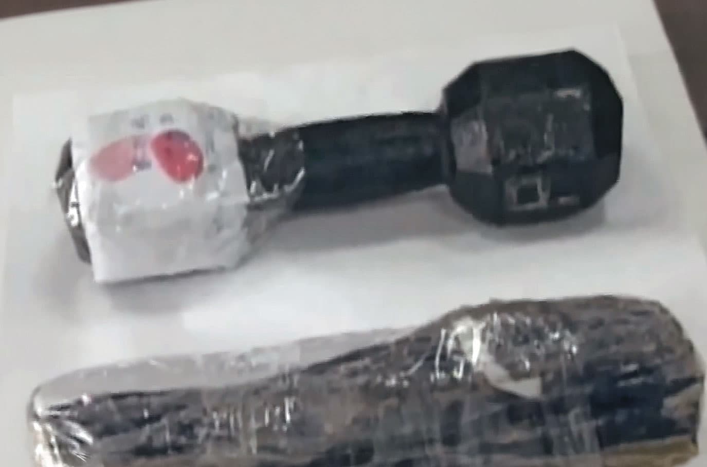 警方在情侶同居處起出一個4公斤的啞鈴，並驗出血跡反應。（翻攝東森新聞）