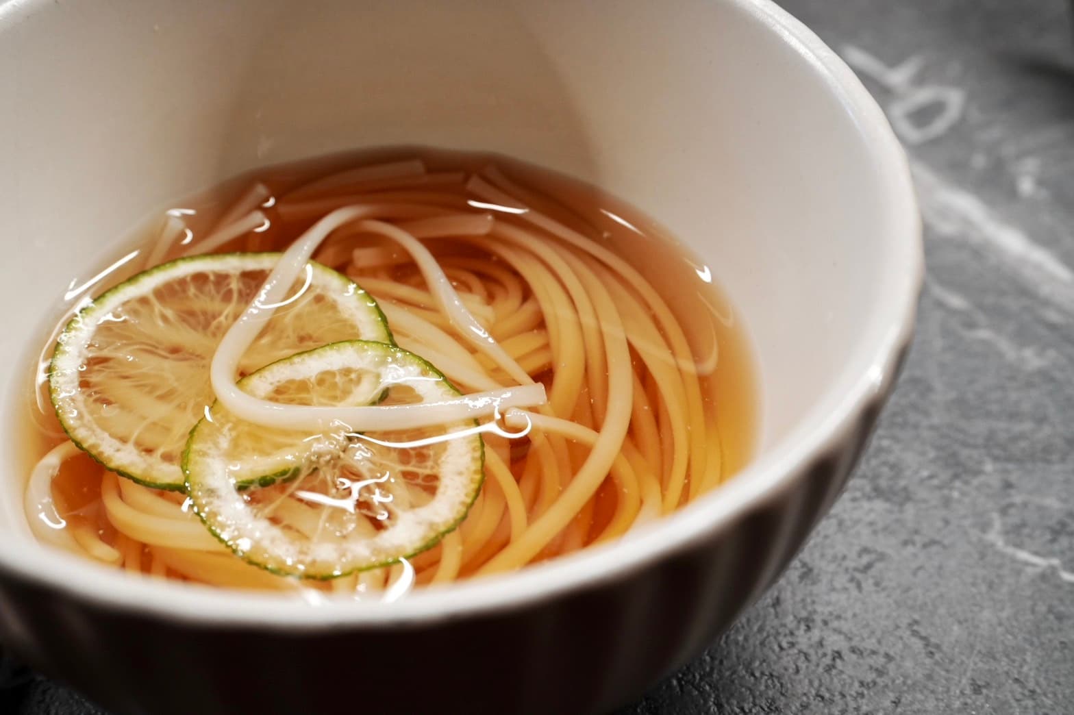 「酸柚稻庭烏龍冷麵」酸香解膩，麵體扁細卻維持彈牙口感。（加購價99元／人）