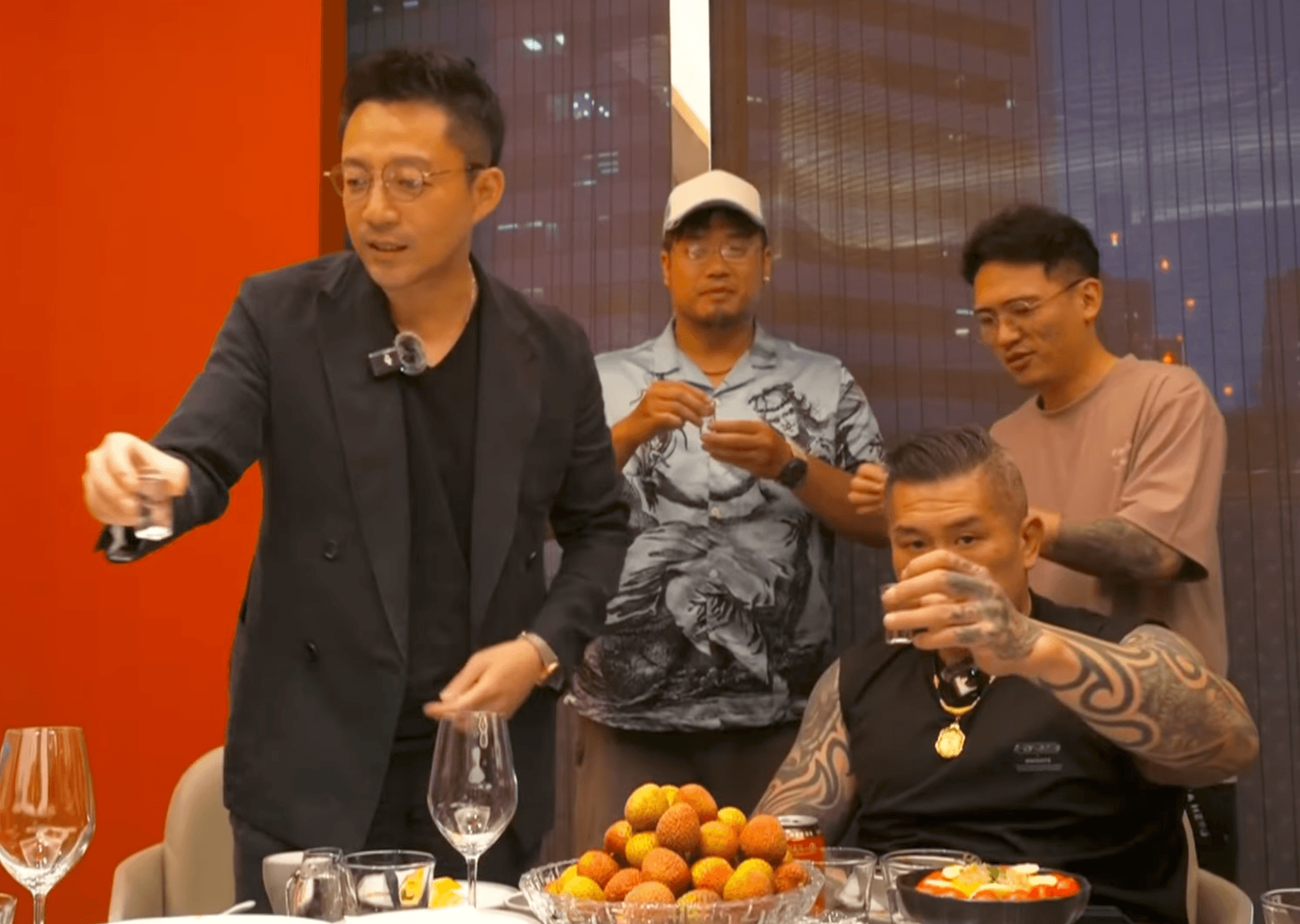 6yi7（藍衣者）向館長和汪小菲敬酒。（翻攝YouTube畫面）