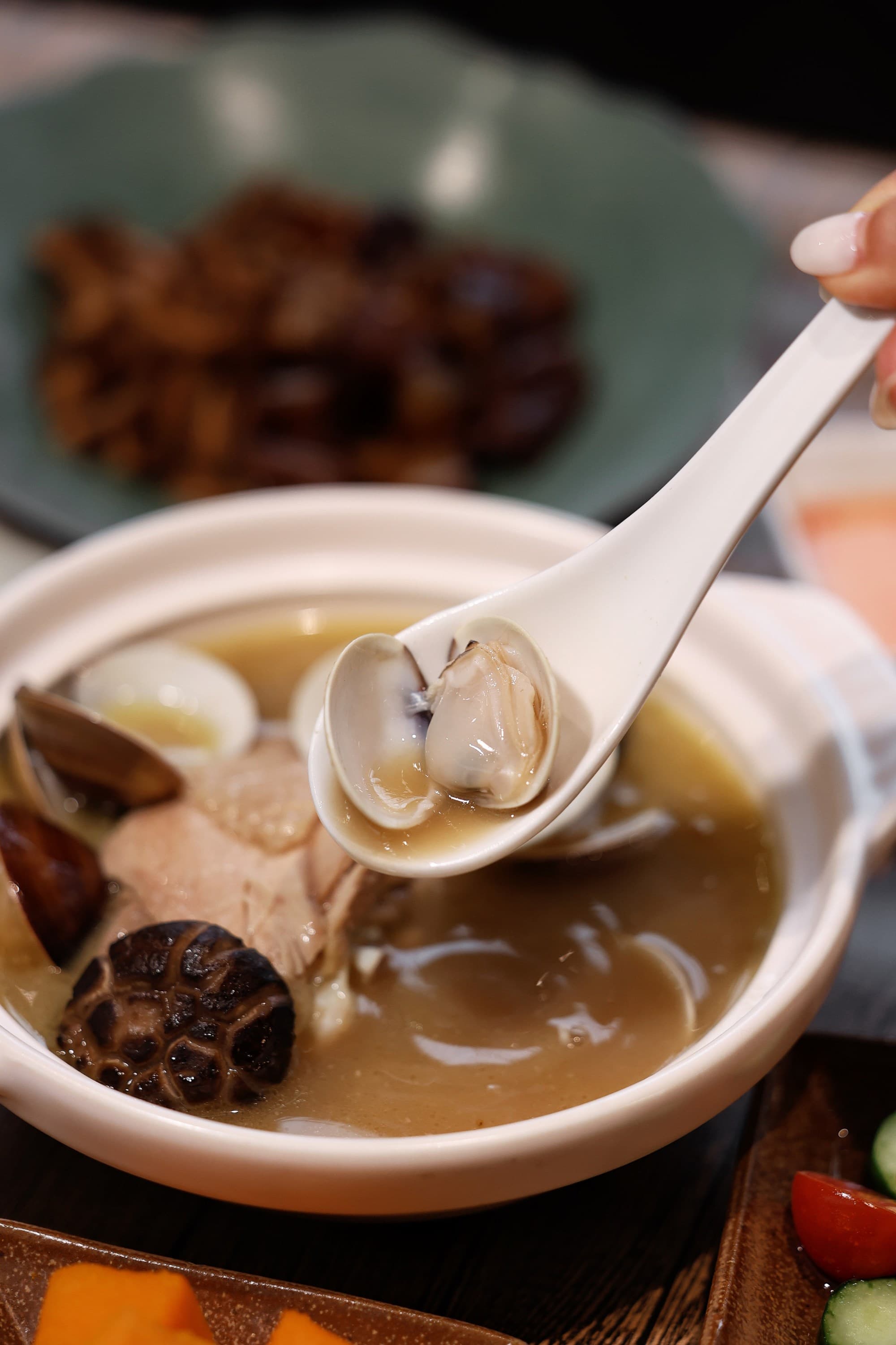 以道地港式手法呈現的「蛤蜊花菇雞腿湯」，經5小時慢火熬煮至溫潤醇厚，採湯肉分離方式費工熬湯，老母雞負責底韻，另以高湯烹煮的紅羽仿土雞腿鎖住肉汁，讓濃厚湯頭與鮮彈肉質並存。（280元／份）（好好養湯提供）