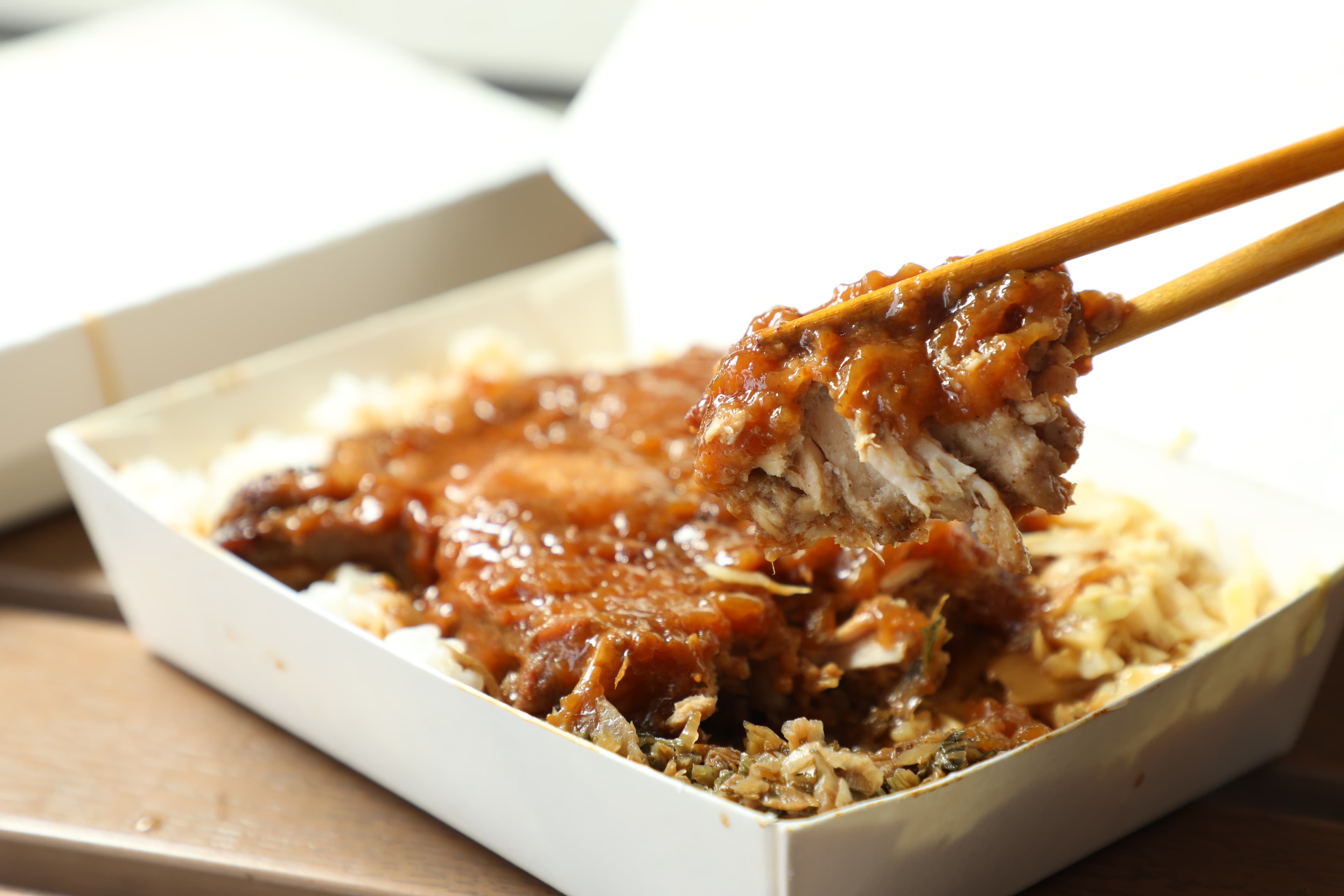 排骨滷到一夾就散，甜甜鹹鹹很下飯。