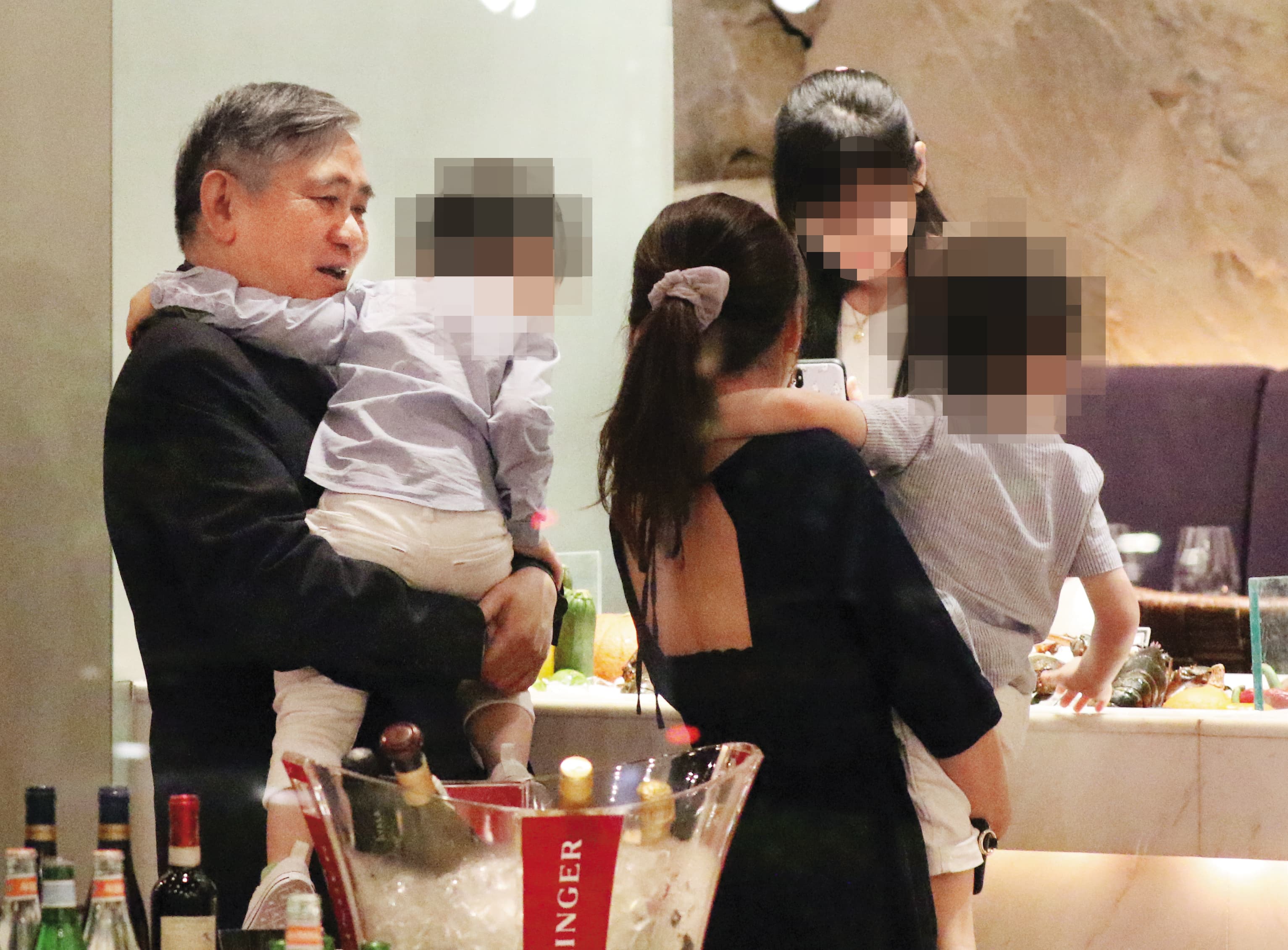 王文洋很有小孩子緣，常在聚會時抱小孩。