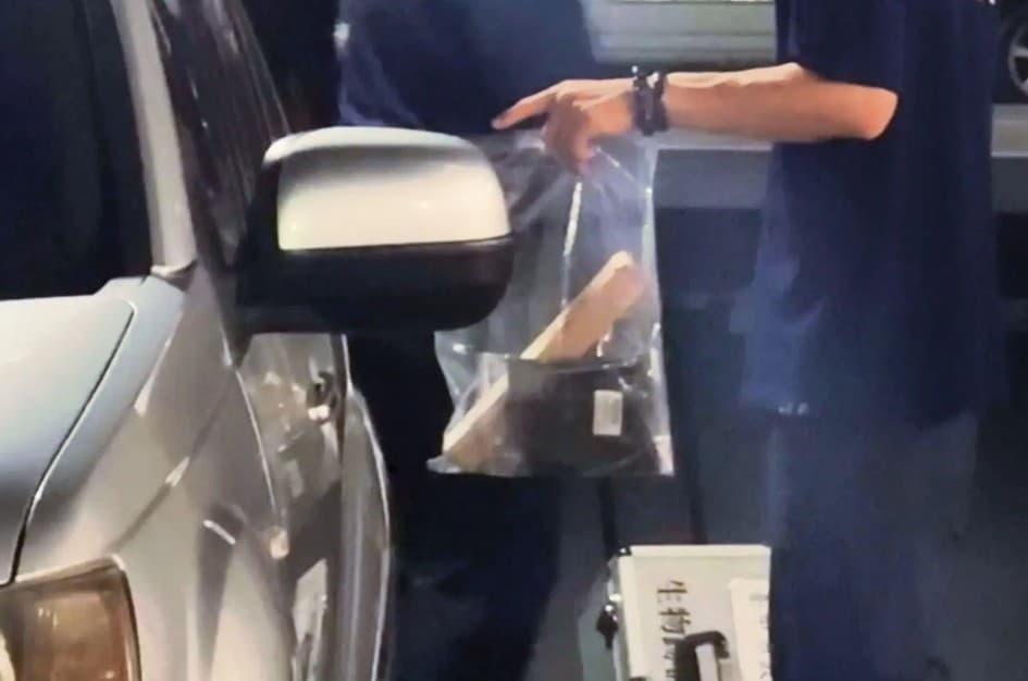 警方在現場起獲一把兇刀。(本刊資料室)