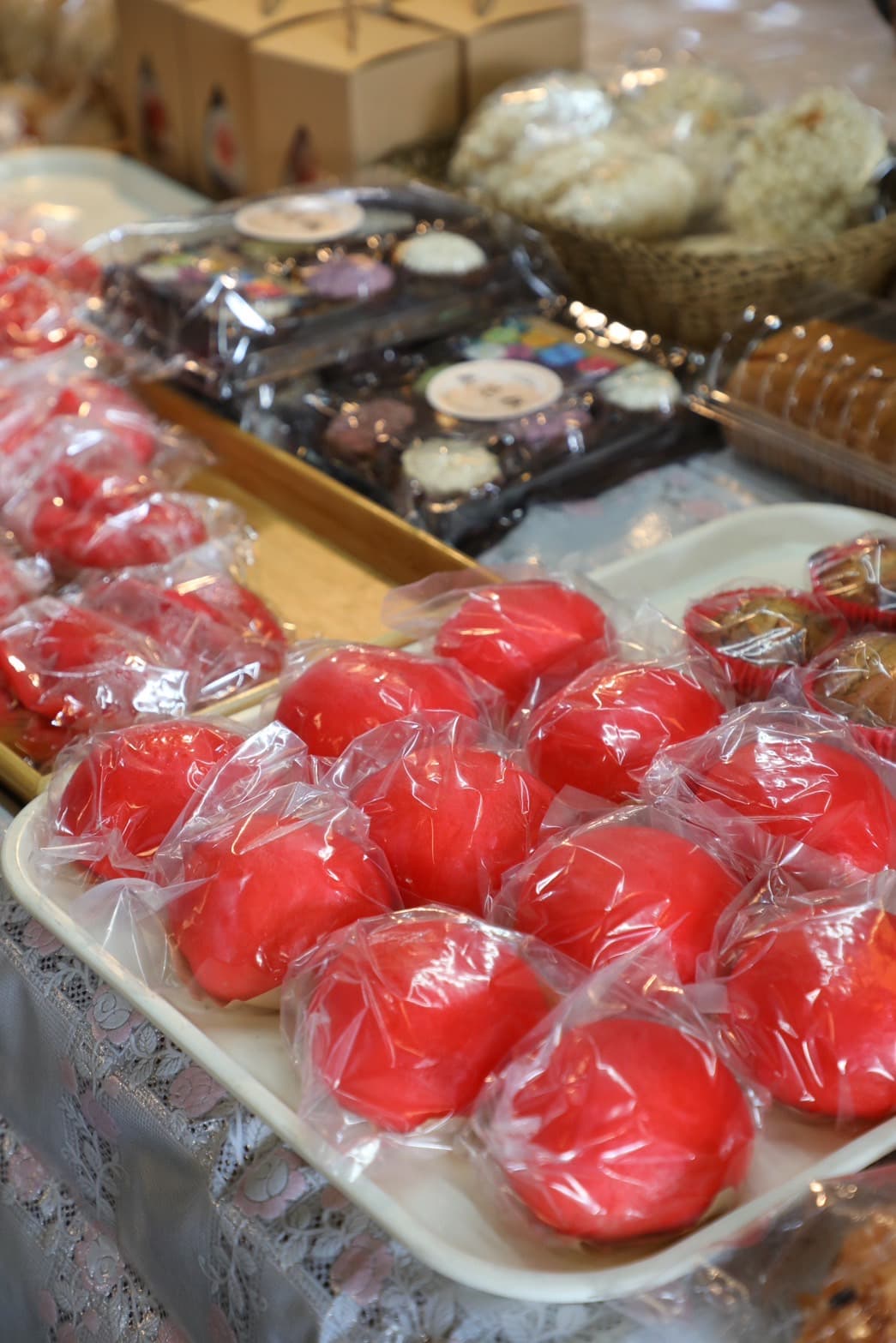 一味香餅家小小攤位上,品項琳瑯滿目。