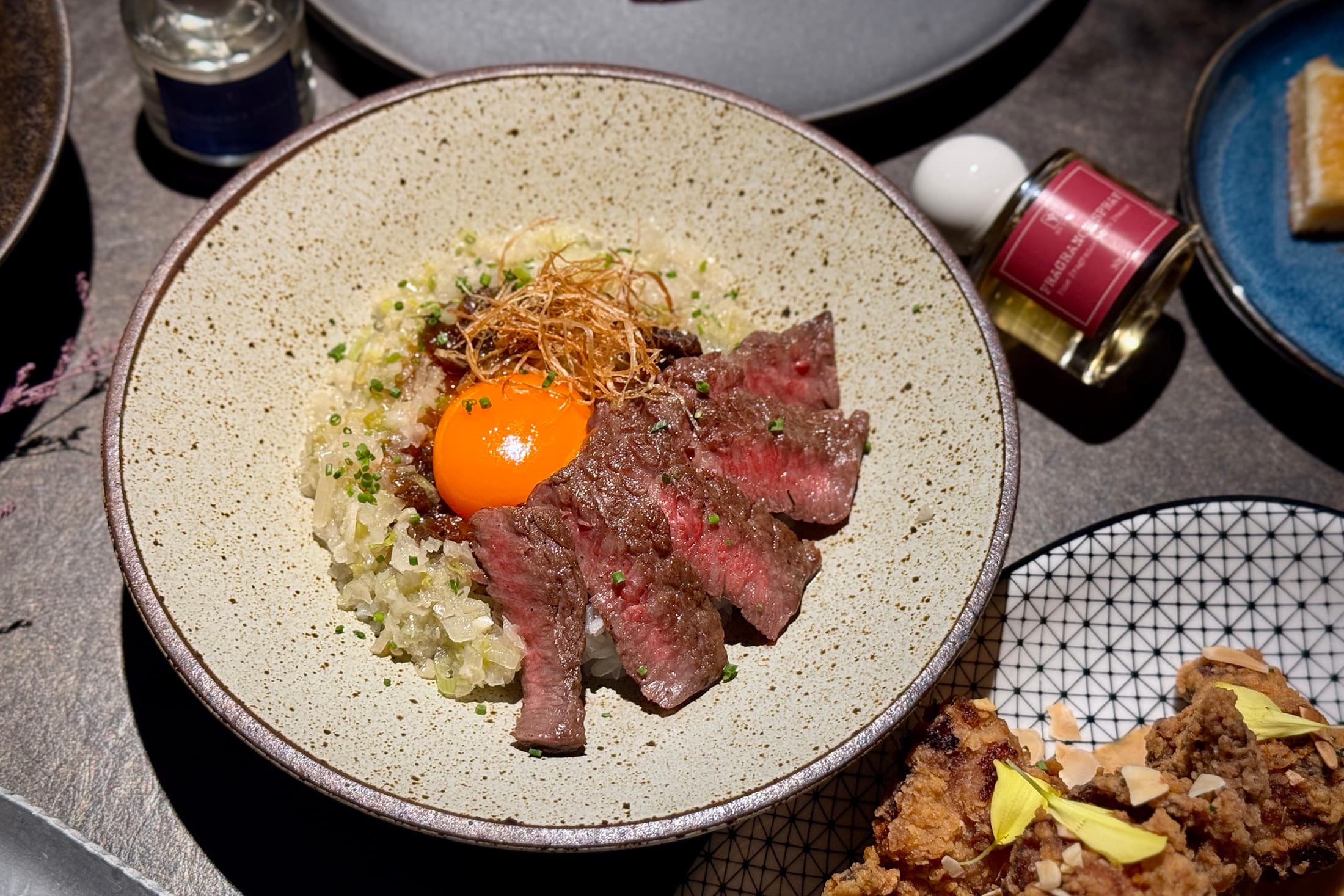 「月見牛肉飯／肉燥」以日本和牛燉煮肉燥，結合炭火香氣與蛋黃濃郁的風味，帶來日式丼飯的新體驗。（320元／份）