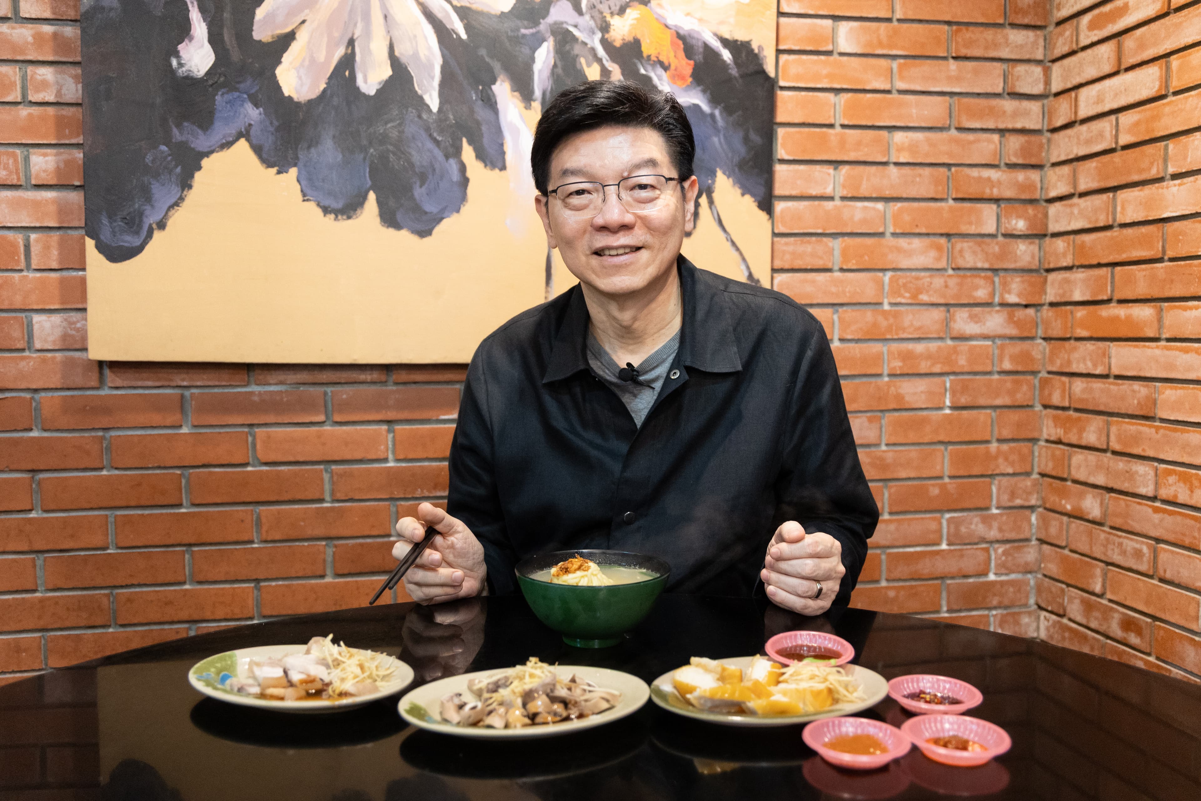 「周烏豬切仔麵」的湯頭濃郁卻不肥膩,小小一碗吃完後卻帶來滿滿的幸福感。(鄭祺耀攝)