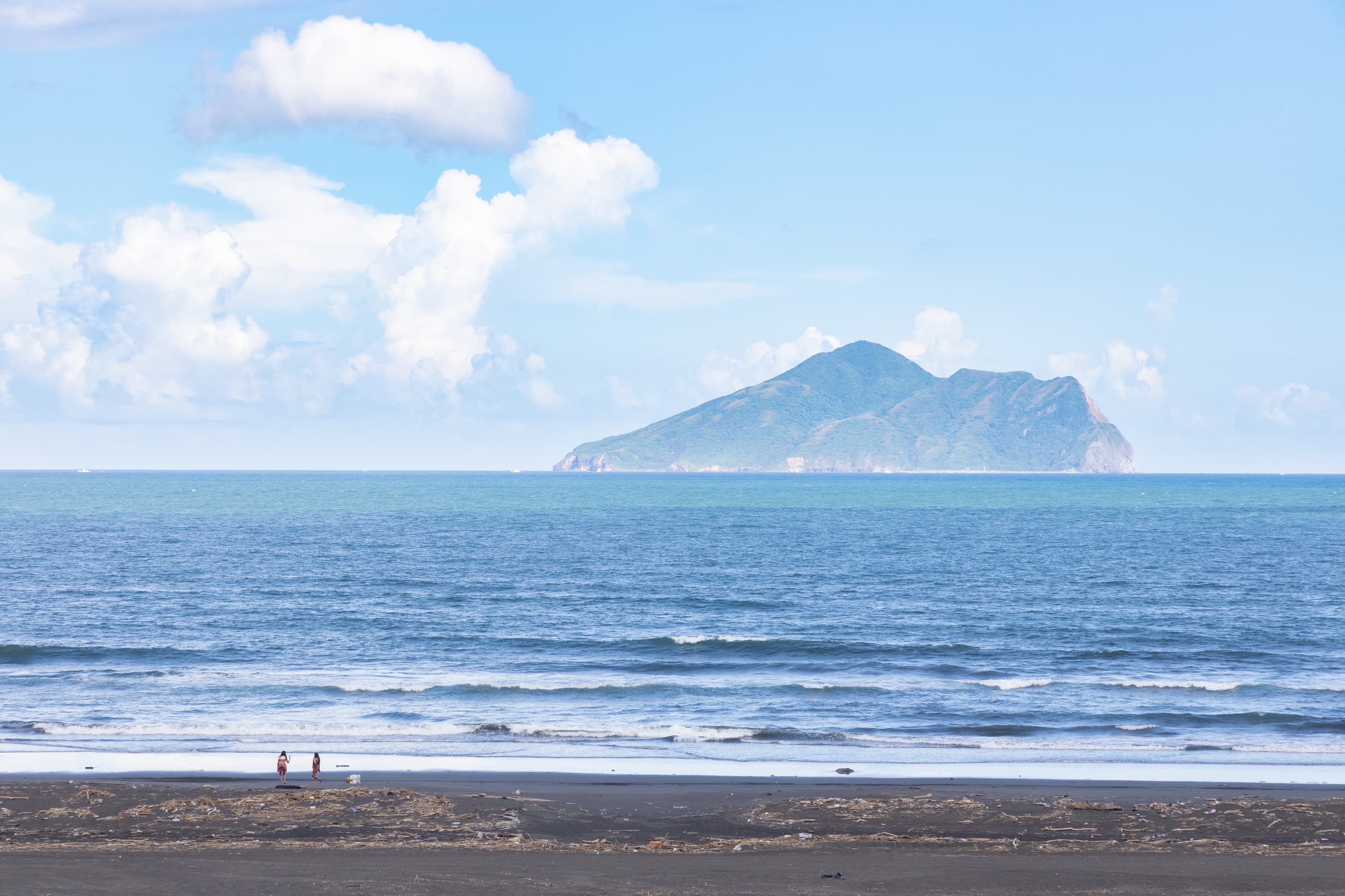 民宿依山面海，推開門就能奔向沙灘與大海。