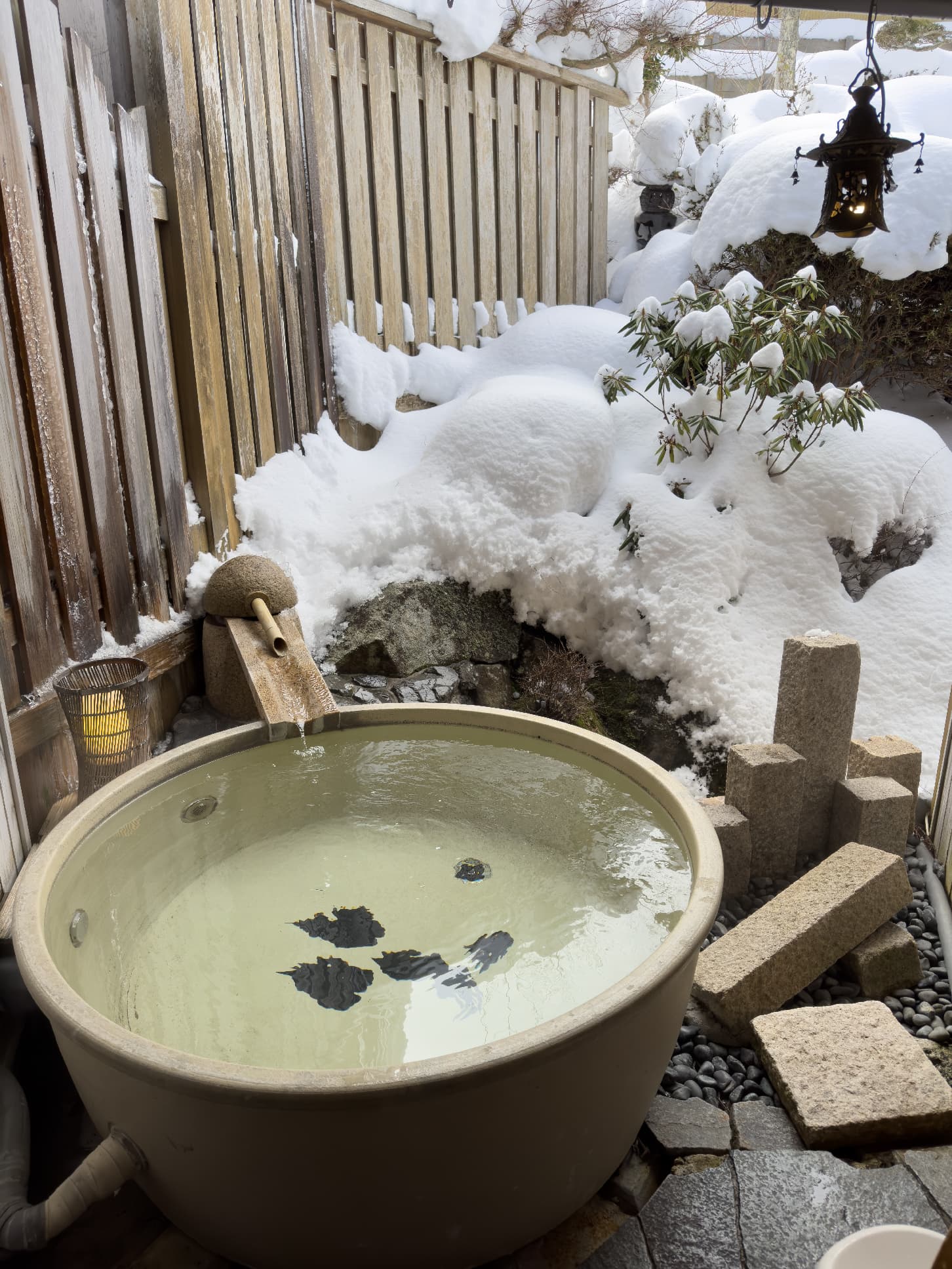 「角甚」是洞川溫泉唯一提供日歸溫泉的旅館，湯屋「露天風呂」可泡進陶缸泉池中賞雪景。