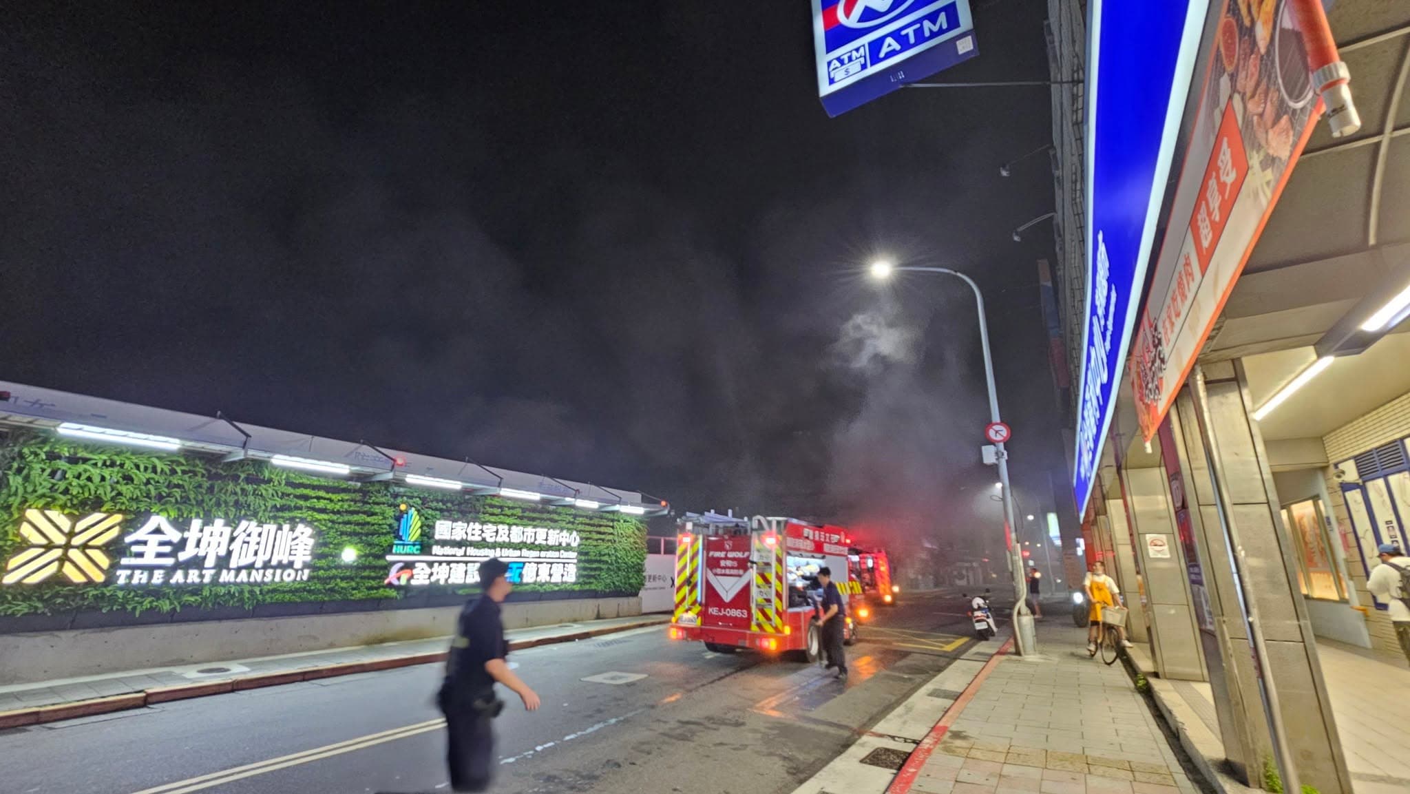 北市大安區樂業街與嘉興街口工地地下室昨晚發生火警，逾百名逾百名警消人員趕赴現場灌救，民眾黨議員兼義消的張志豪也投入支援到天亮。（翻攝自FB@六張犁居民大小事）