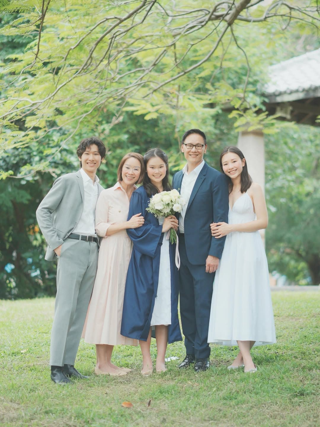 徐承義（右二）與吳丹鳳（左二）育有3名子女，小女兒Sophie（中）近日高中畢業。（翻攝kellyywoo IG）