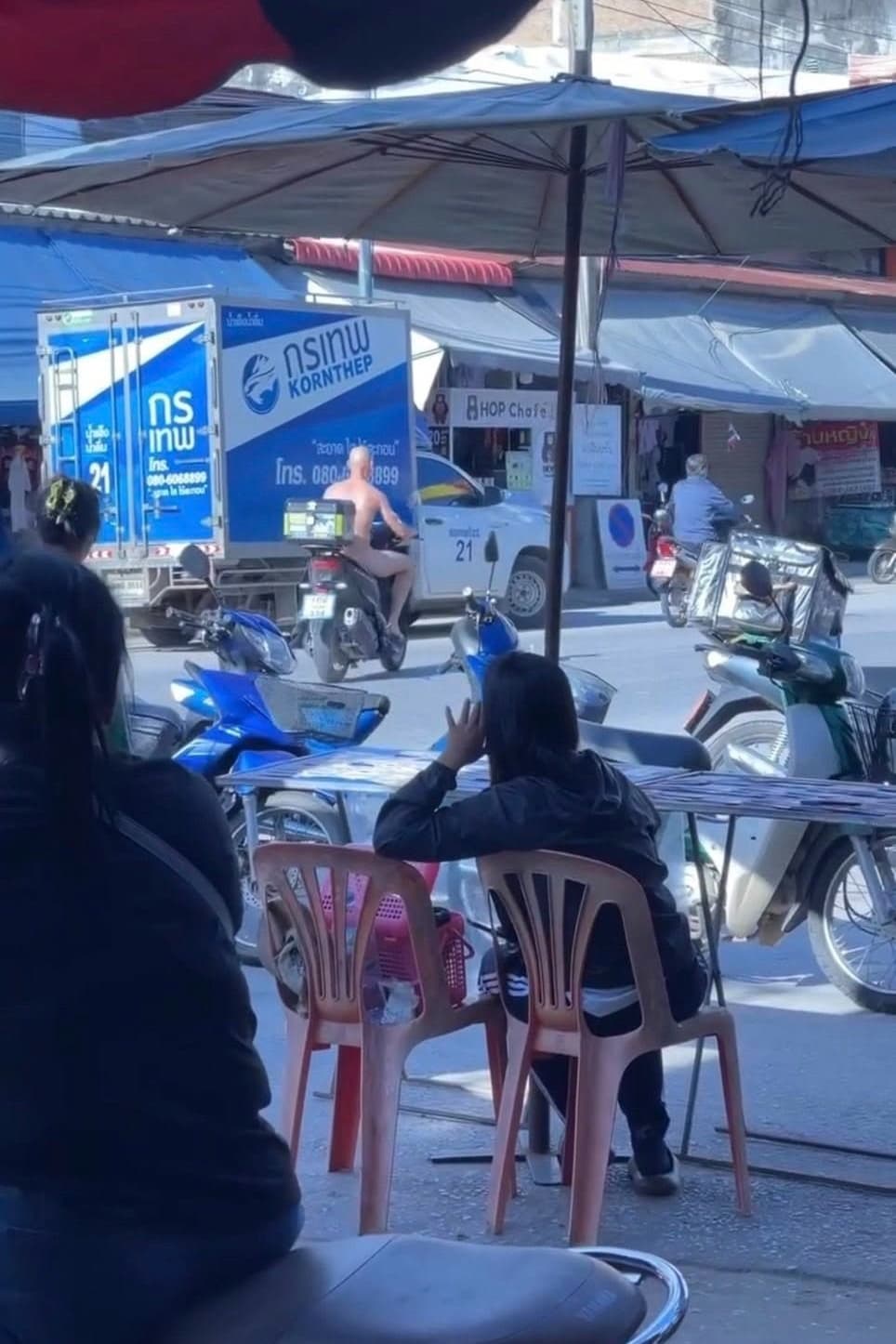 外籍男子全裸騎摩托車，在市場及便利商店購物，並手握下體。（翻攝自North Now臉書）