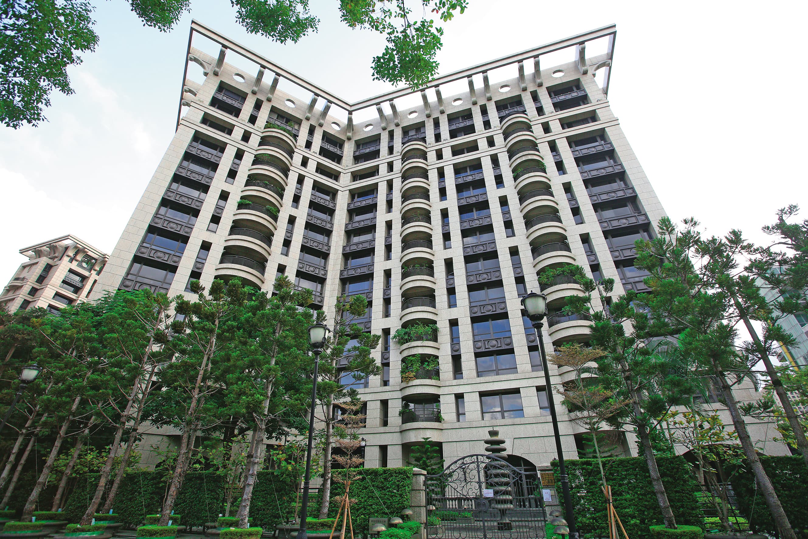 大S因為和具俊曄結婚，造成S媽大為不滿，當時大S承諾要將「國家藝術館」過戶給S媽。