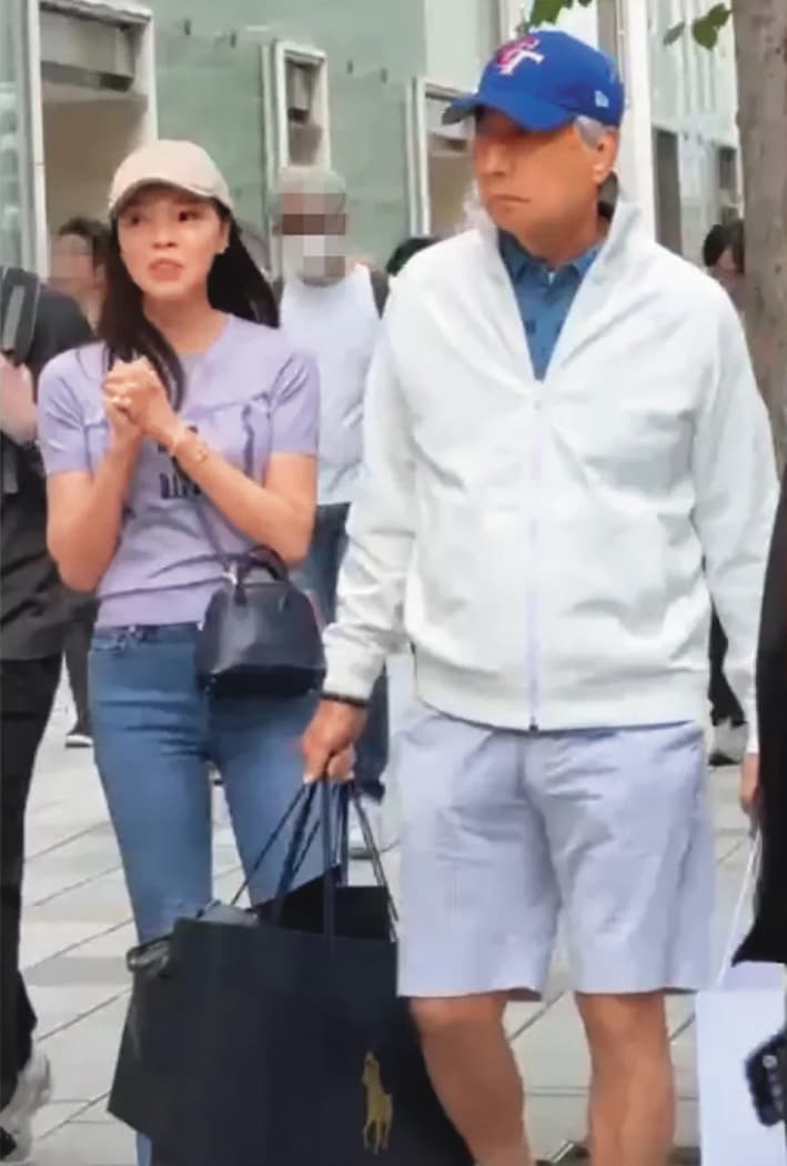 不久前郭台銘(右)與曾馨瑩(左)現身東京被民眾直擊,當時看來毫無異狀,而且互動甜蜜。(鏡報提供)