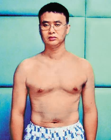 胡永強在拘留室脫下自己的四角內褲，利用門把的高度差上吊輕生。（翻攝畫面）