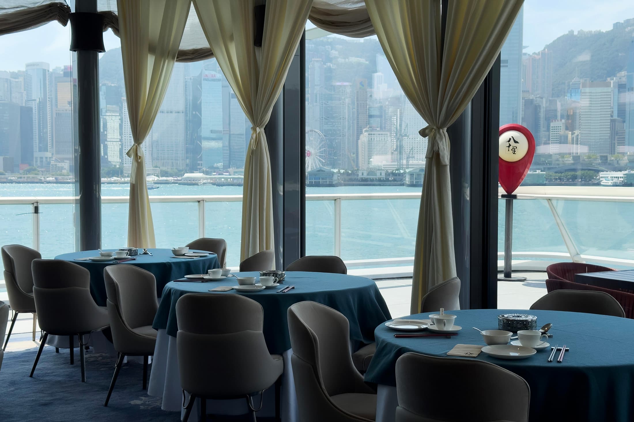 八十里餐廳座落於海港城，以精緻裝潢與無敵海景著稱。