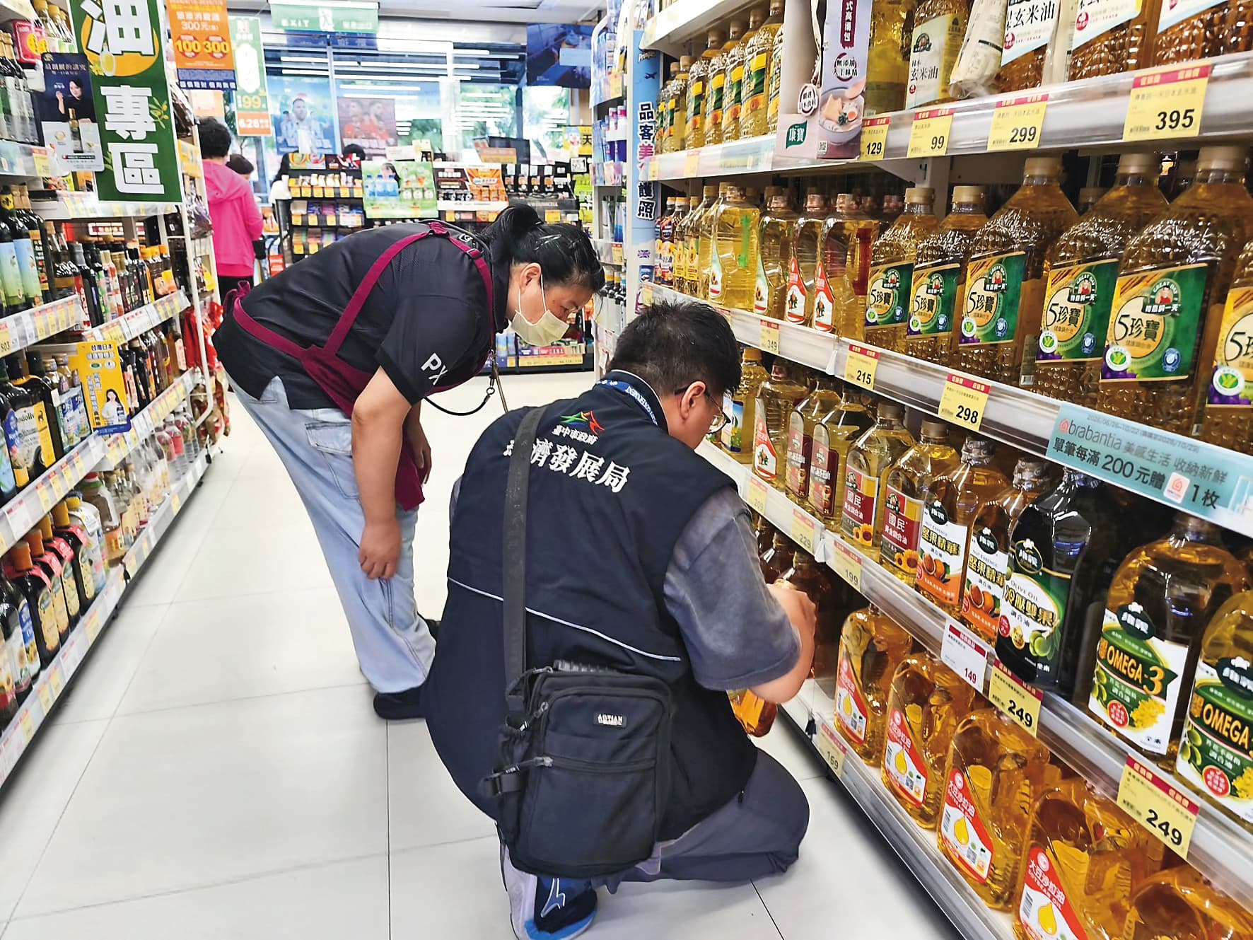 大賣場:台中市府派員到大賣場稽查油品。(台中市府提供)