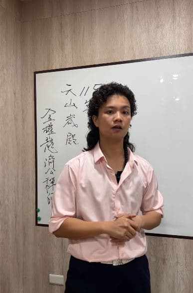 鄔馨茹自稱「金權龍濟公禪師」降駕開示。(翻攝YT@台東玄濟宮)