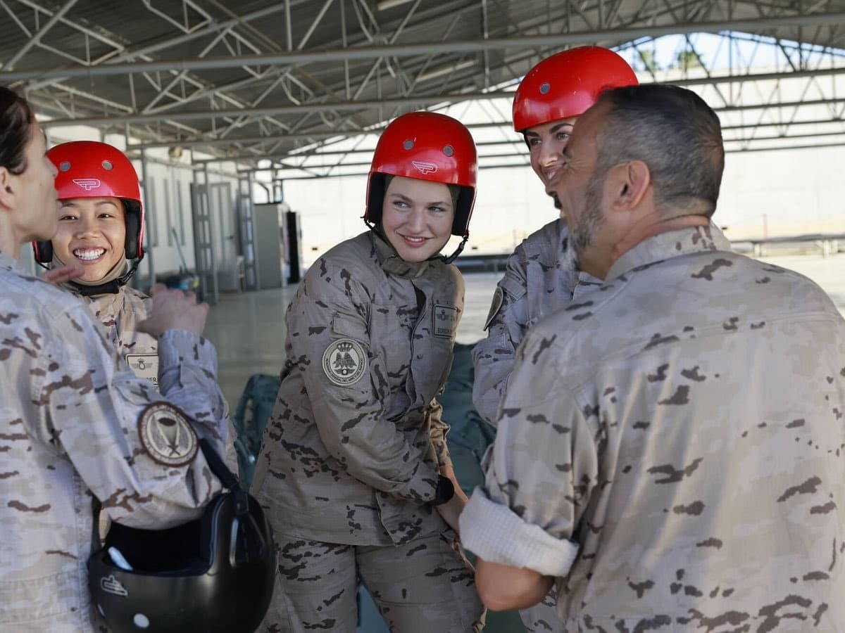 萊昂諾目前正在空軍學校受訓，近日完成跳傘訓練。（翻攝X@CasaReal）