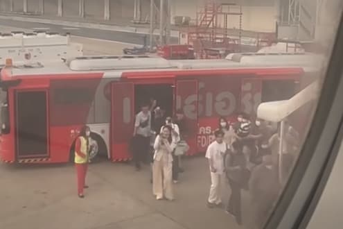 飛機隨即於7點45分折返停機位，重新開啟登機門讓這批困在車上的乘客上機。（翻攝自Nat Nattyy臉書）