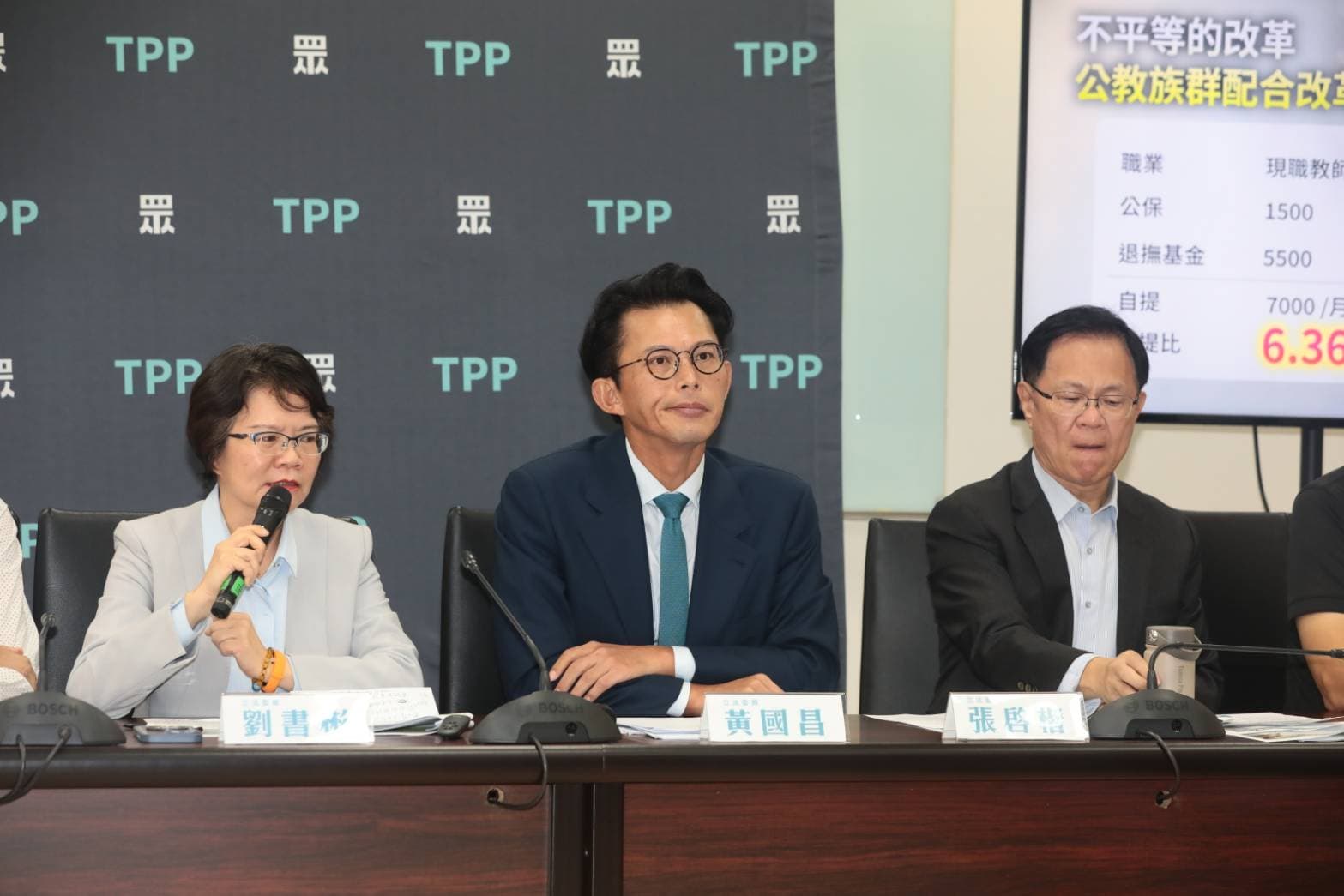 民眾黨團跟進國民黨團停砍年改,綠營批黃國昌昨是今非。(鏡報林煒凱)