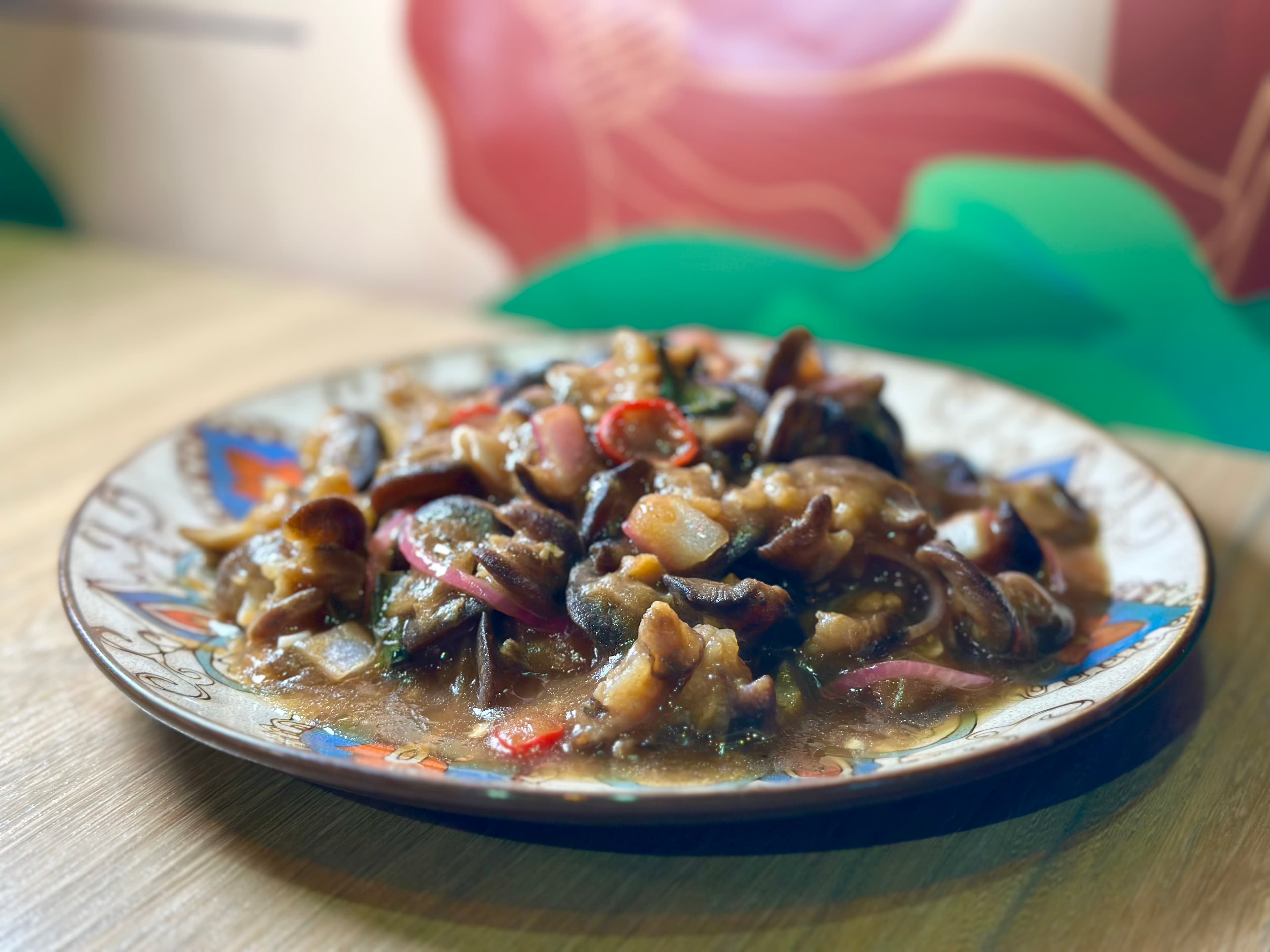 「炒螺肉」以羅望子醬爆炒，滋味酸甜下飯。（300元／份）
