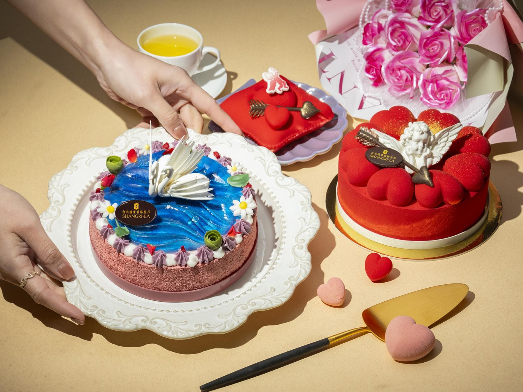 台北遠東香格里拉一樓The Cake Room即日起至2月14日推出「天鵝湖之戀」、「愛神邱比特」與「甜蜜抱抱」三款情人節蛋糕。（台北遠東香格里拉提供）