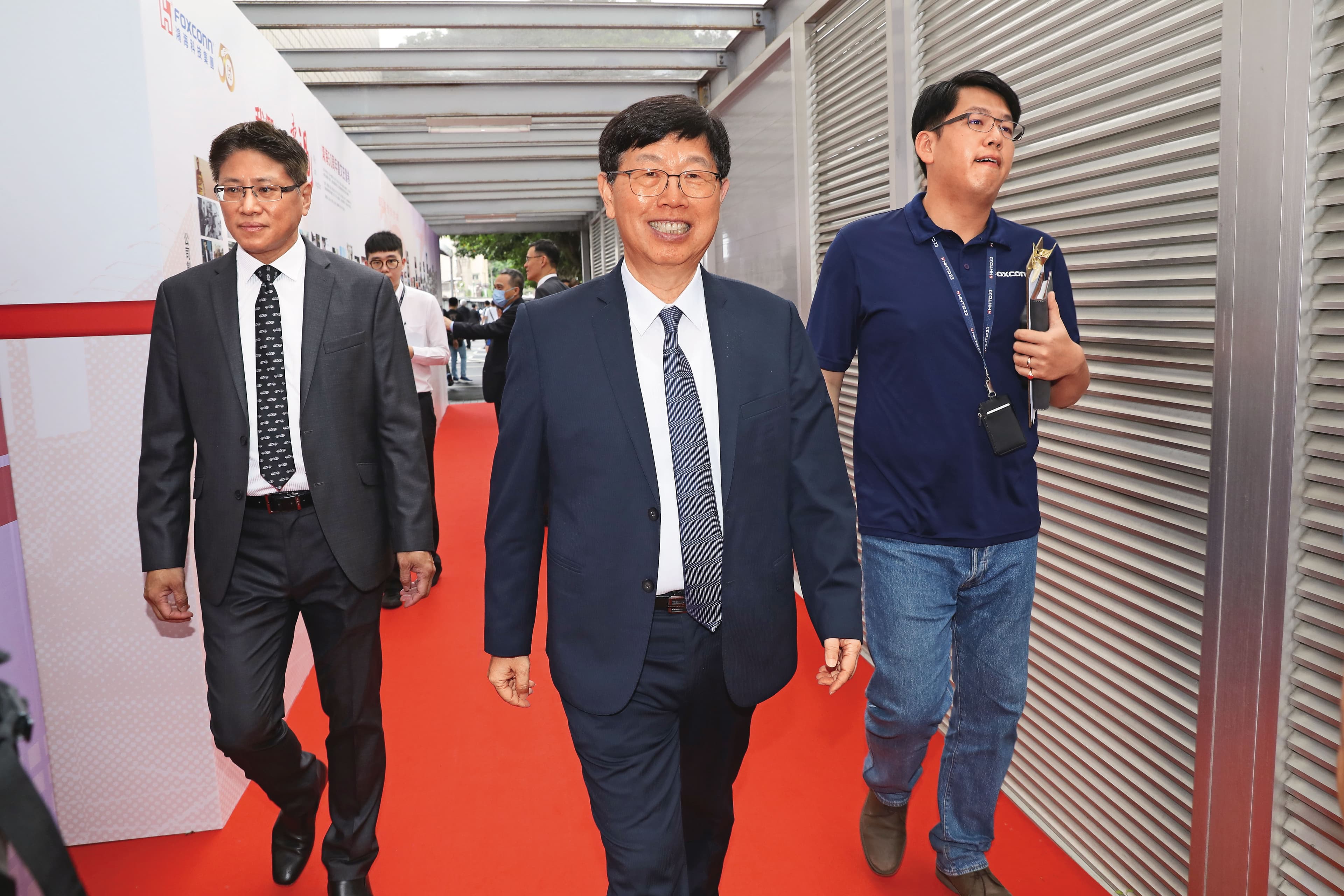 鴻海董事長劉揚偉一方面出售美國俄亥俄州汽車廠土地給日本軟銀,同時間也準備在高雄投資電動車基地。
