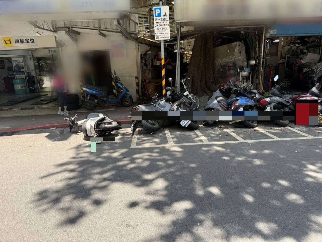 路邊機車慘被撞倒。（警方提供）