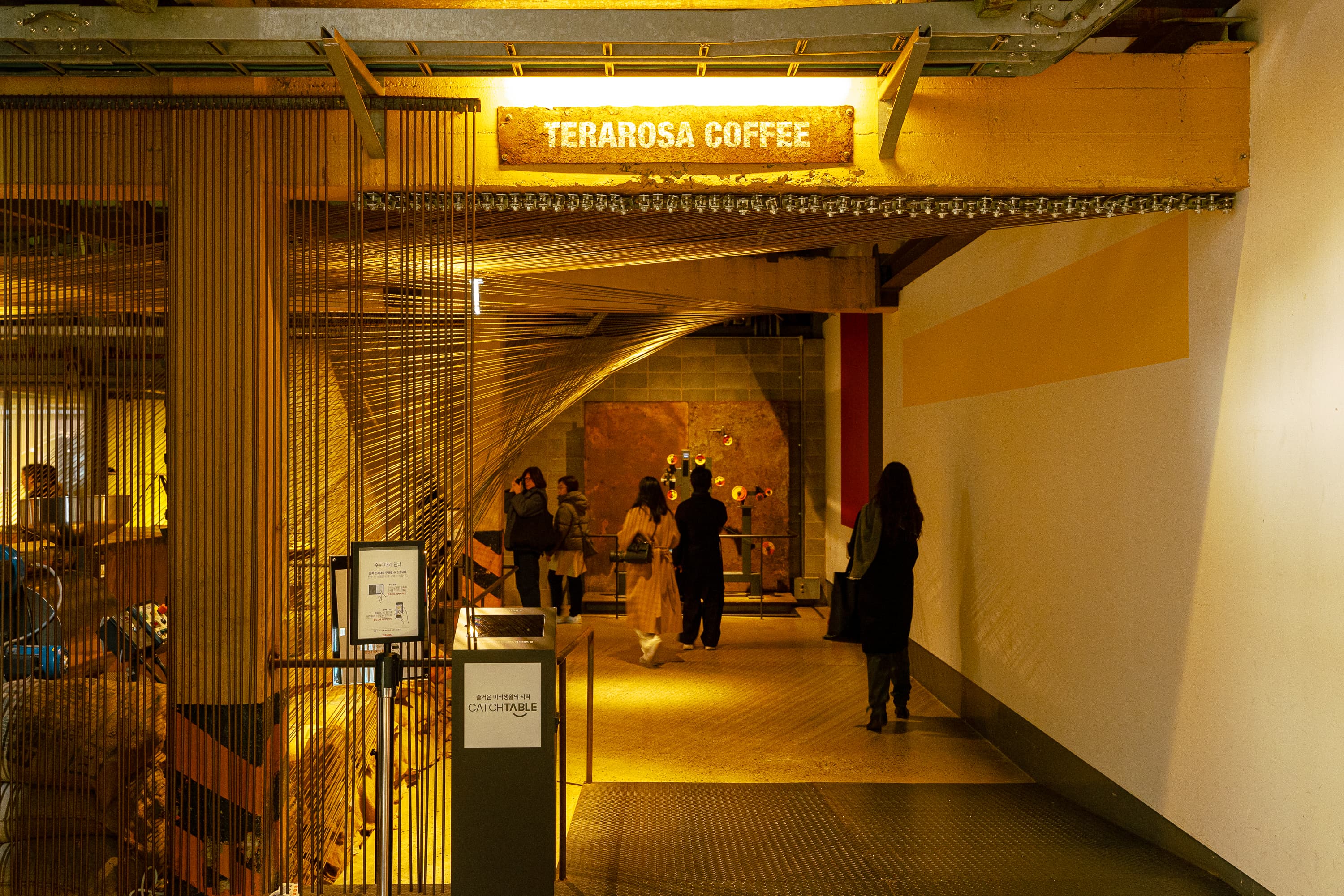 從「Terarosa Coffee」入口開始,便有藝術裝置進駐。