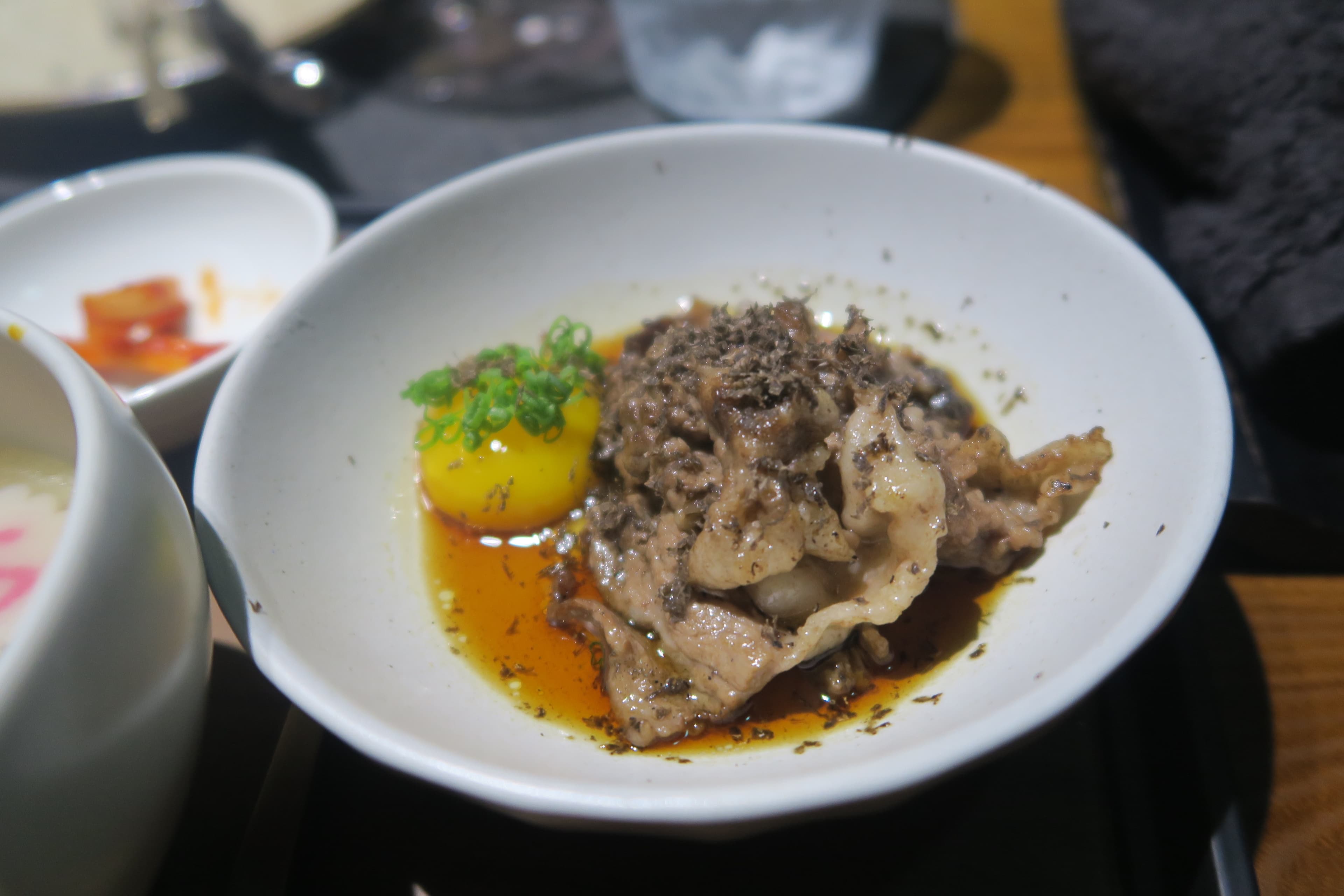 類似壽喜燒做法的牛五花肉片,跟蛋黃一起滑溜入口。