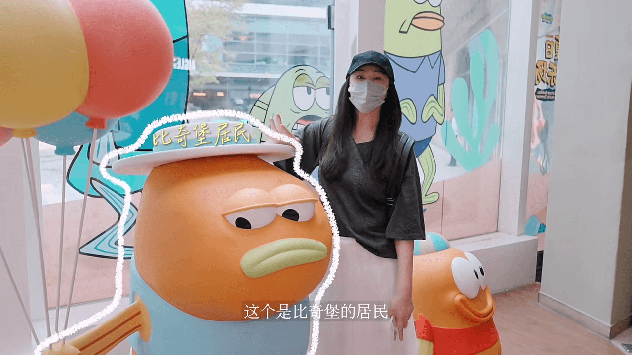 王祖賢逛商場時看到《海綿寶寶》角色,自稱是「比奇堡居民的朋友」。(翻攝王祖賢小紅書)