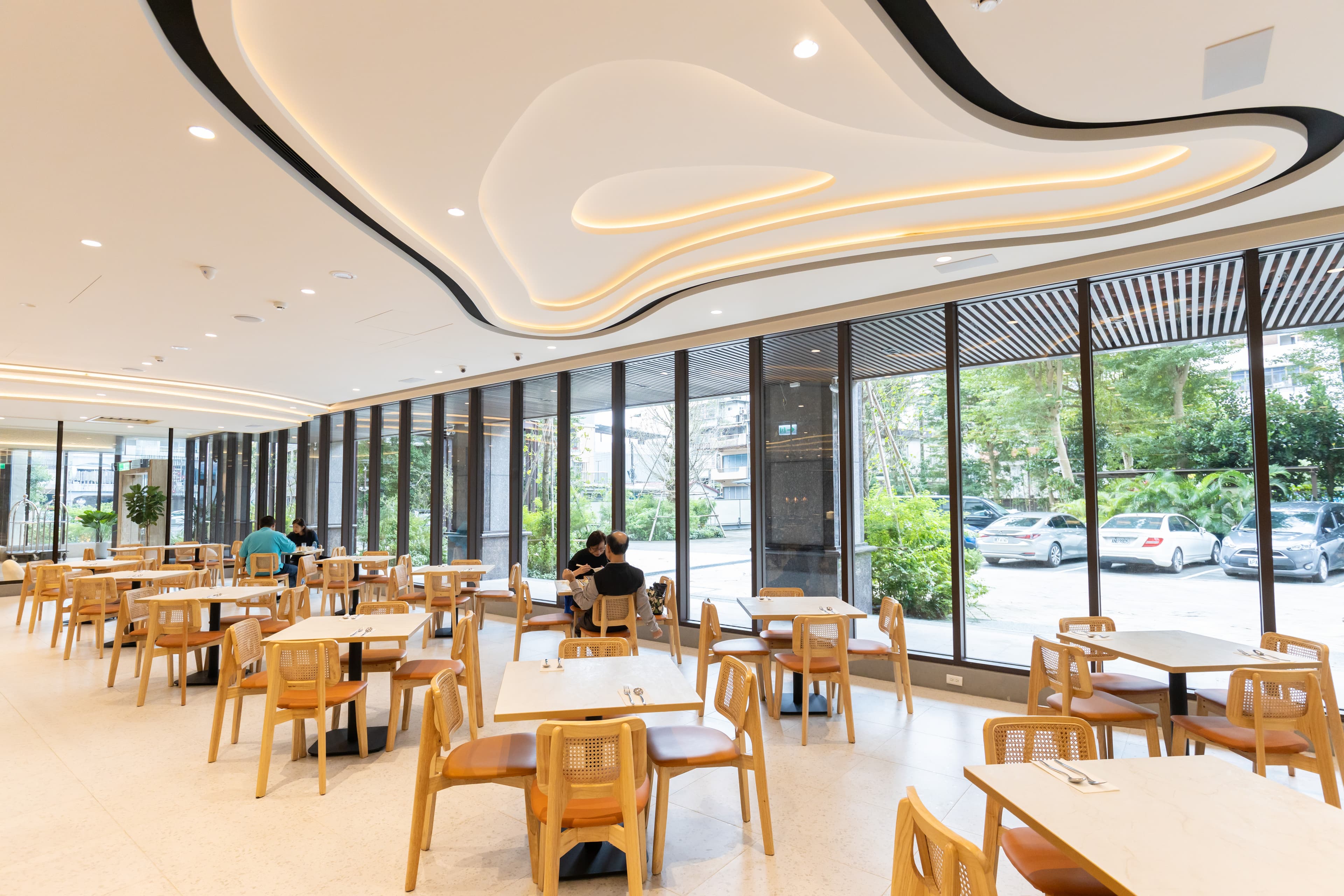 餐廳天花板以水波紋造型設計，大片落地窗引進了自然光，泡完湯剛好愜意享用午餐。