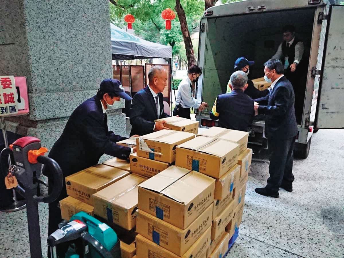 慈濟基金會備齊毛毯、食品、藥品等超過4公噸的物資，待命啟動支援。（慈濟基金會提供）