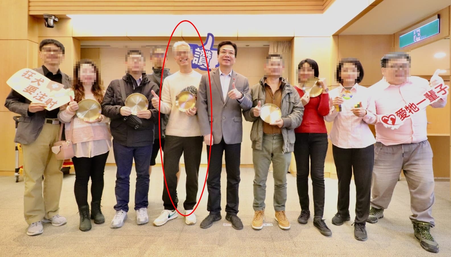對柯基犬暴打飆罵的詹男（紅圈處）曾在2023年榮獲新北市模範飼主。（翻攝自新北市動保處）