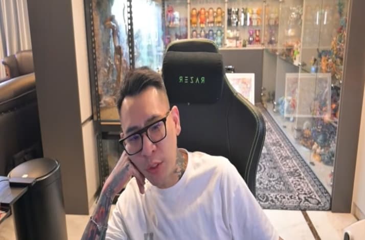 蹦闆才在直播喊冤到一半，突然被檢警上門搜索。（翻攝自蹦闆YouTube）