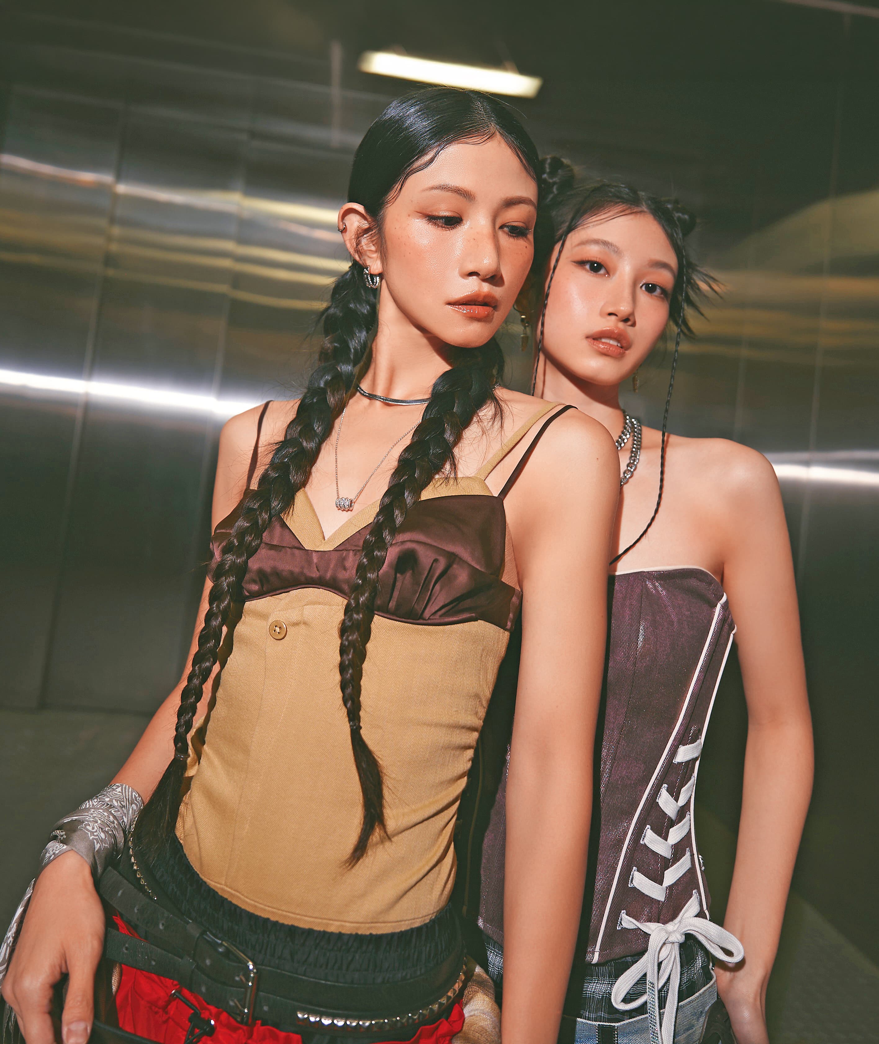 李千娜（左）將女兒顧穎（右）簽到旗下經紀公司，沒想到卻成為她事業的救命稻草。（翻攝自李千娜IG）