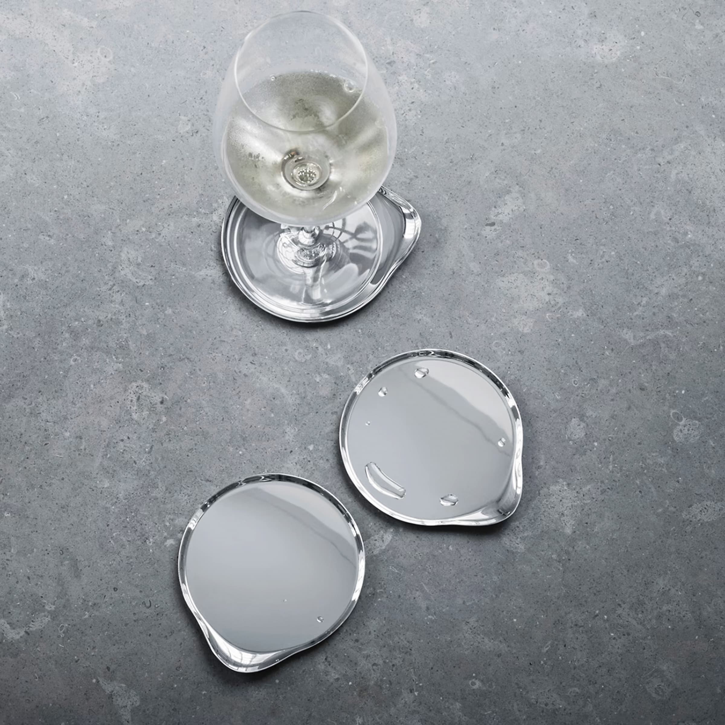 WINE Coasters鏡面拋光不鏽鋼杯墊4件組。NT$2,600（喬治傑生提供）