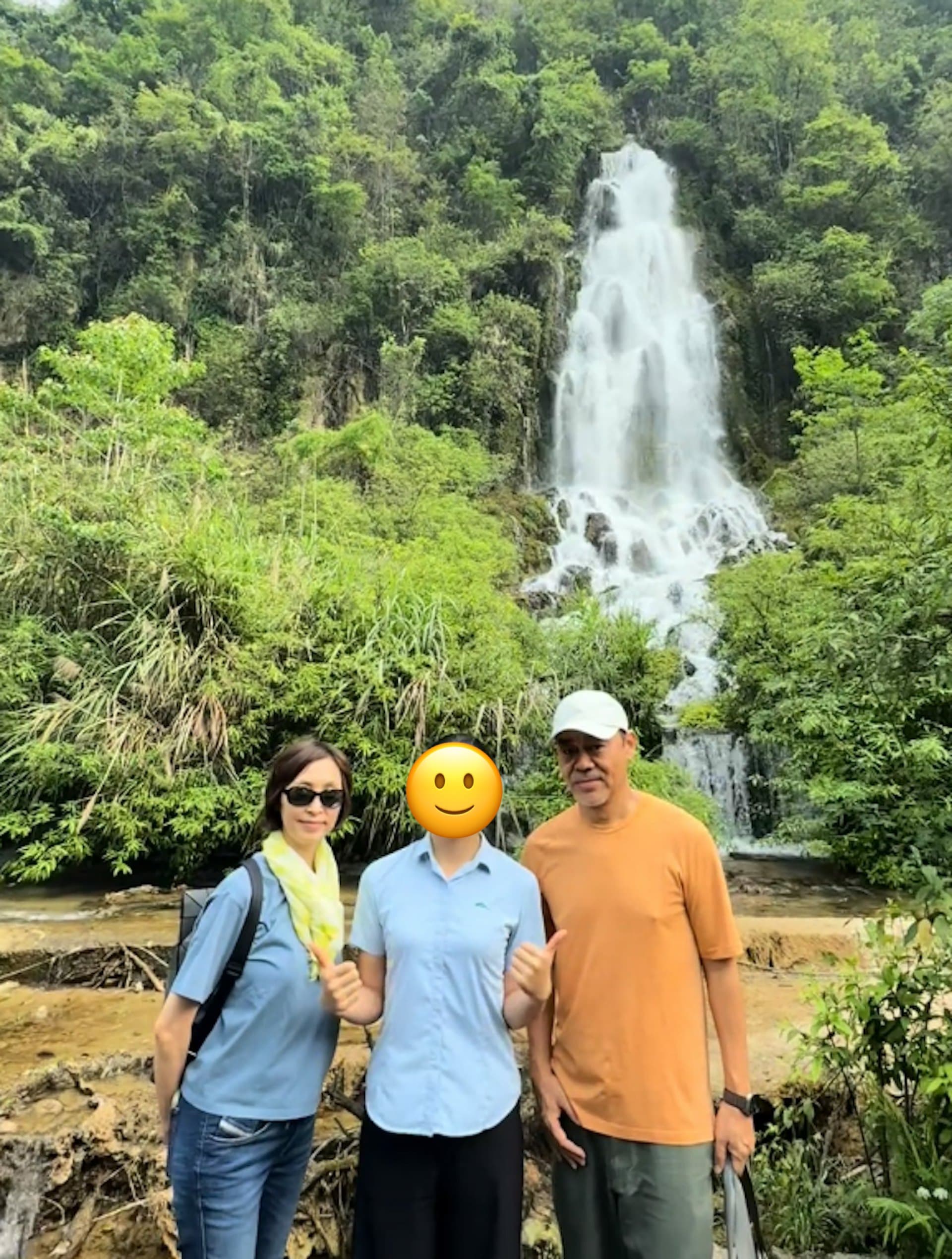 劉青雲與郭藹明約2個月前曾在貴州旅遊時被網友巧遇，夫妻倆一起合照留念。（翻攝小紅書）