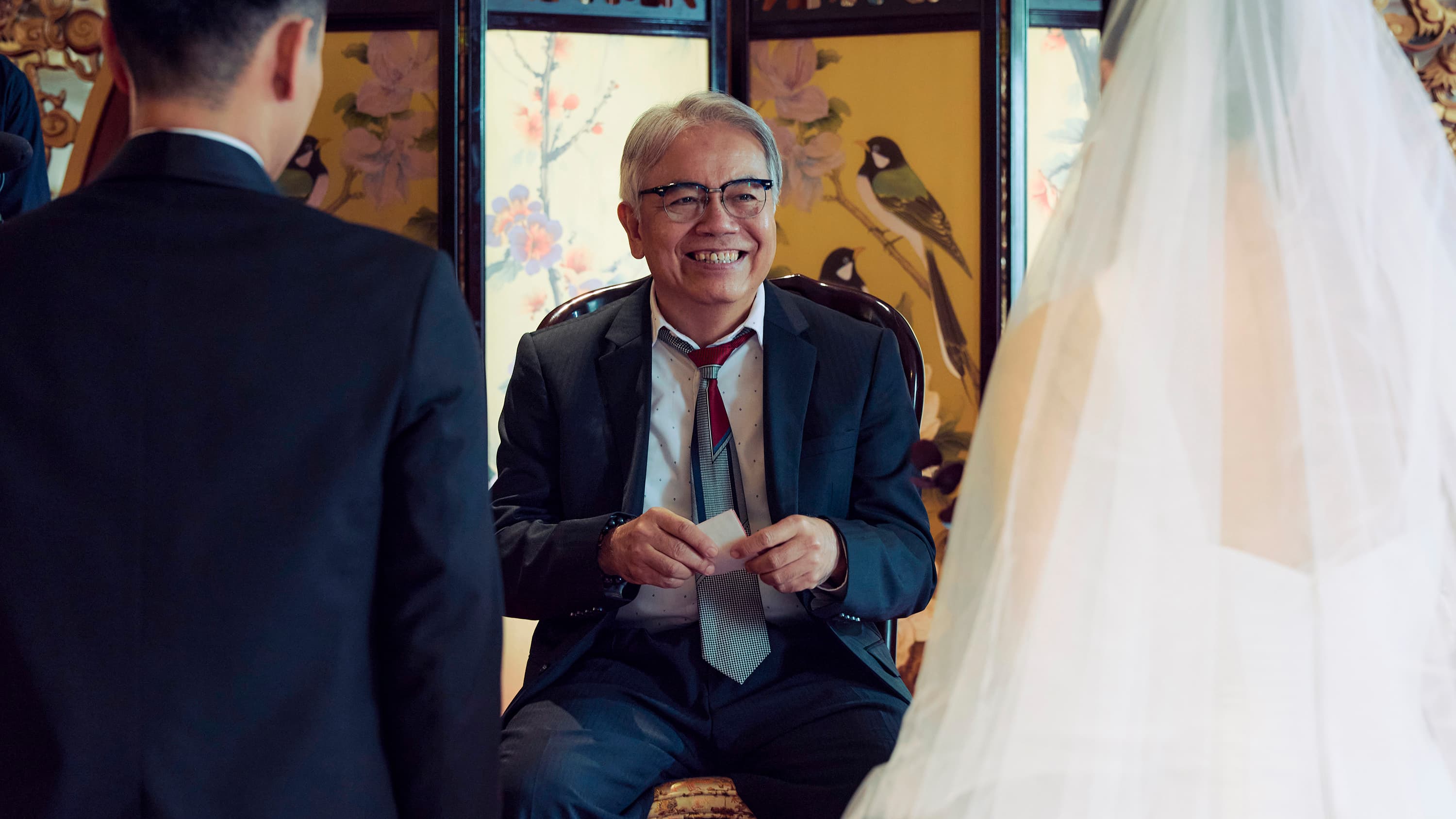 主創團隊以台港聯姻的設計平衡預算與故事架構，由香港資深演員田啟文扮演新娘的父親。 （水花電影提供）