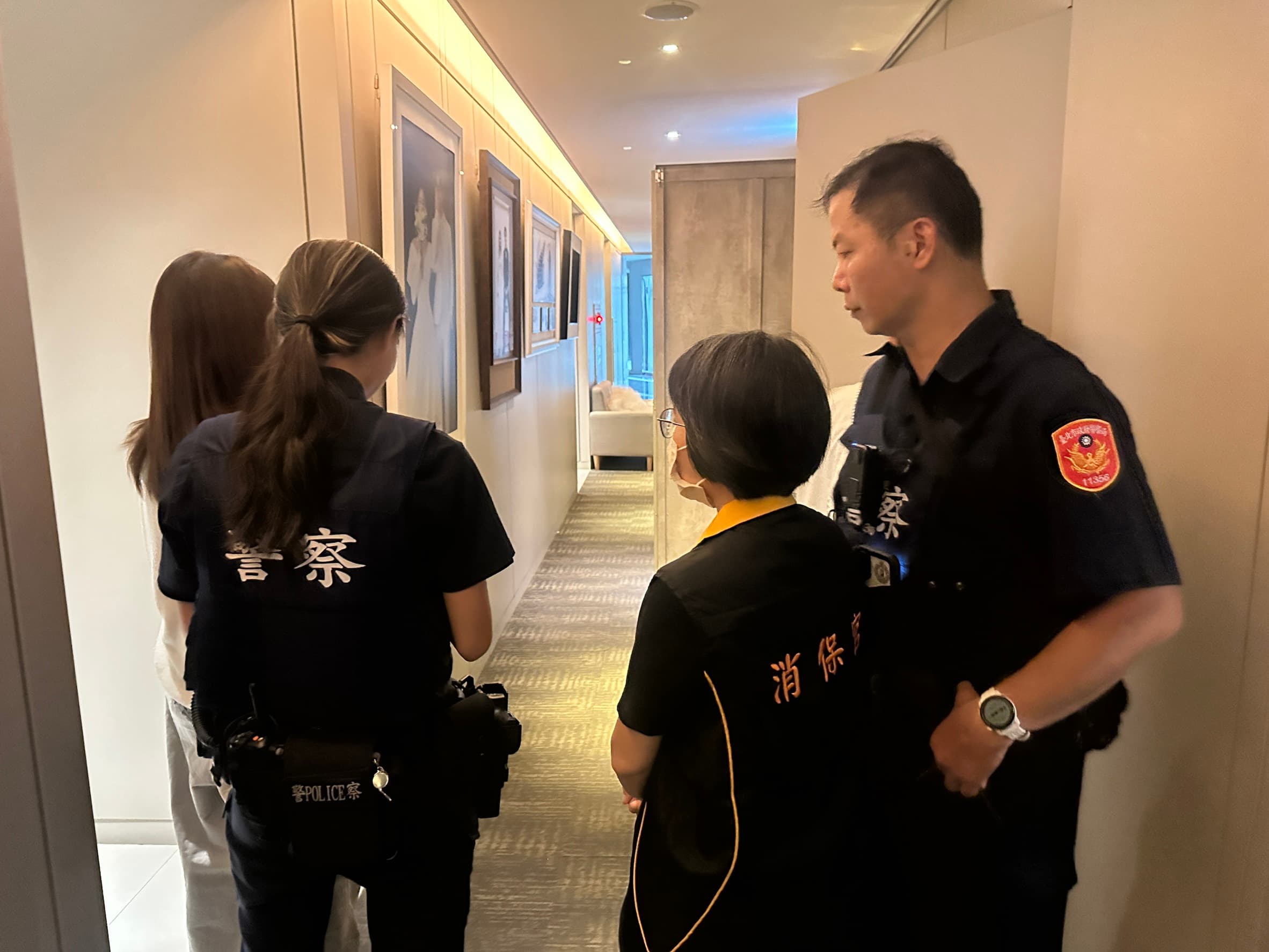 消保官到場稽查。(台北法務局提供)