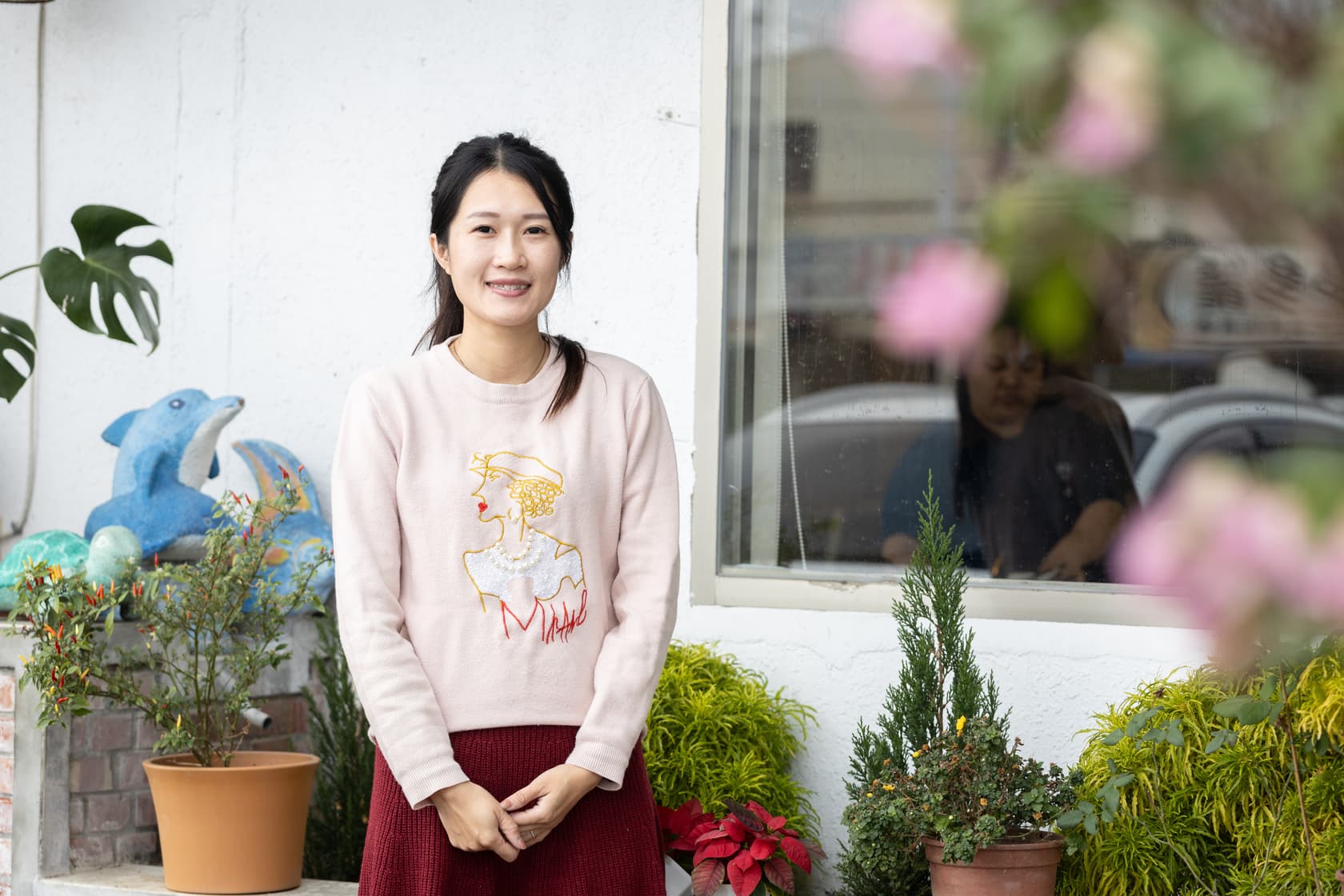 當過護理師、美甲師的老闆娘張巧巧，不忍父母辛苦經營，決定返鄉接手餐廳，並致力培訓年輕師傅。