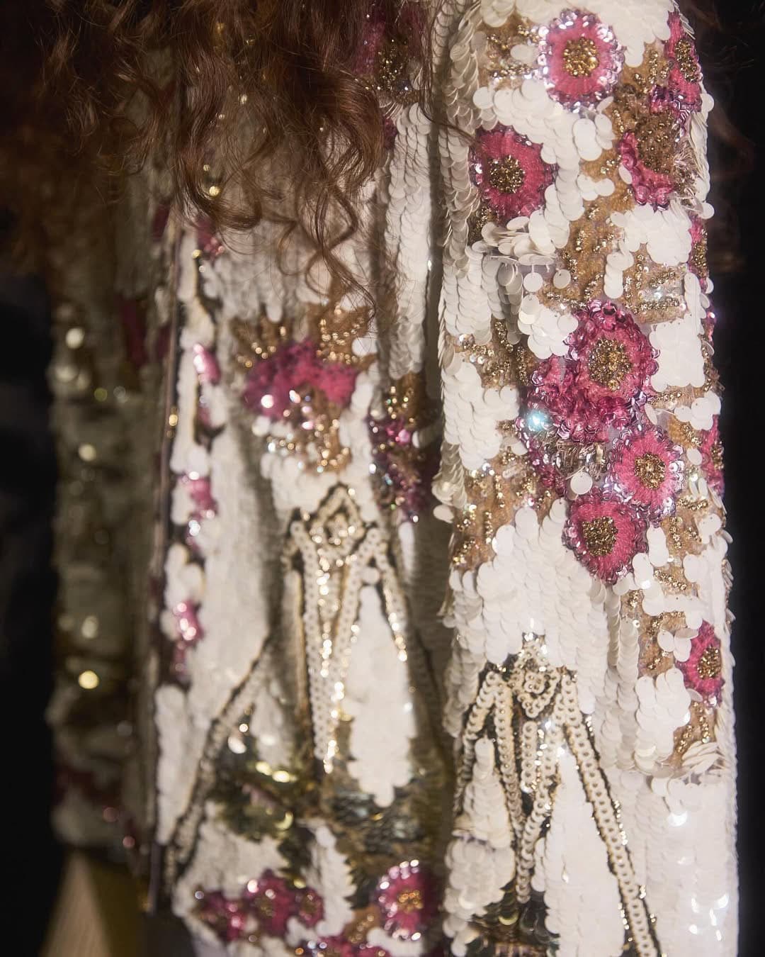 模擬花瓣層層堆疊的亮片，美得令人屏息。（翻攝自VALENTINO IG）
