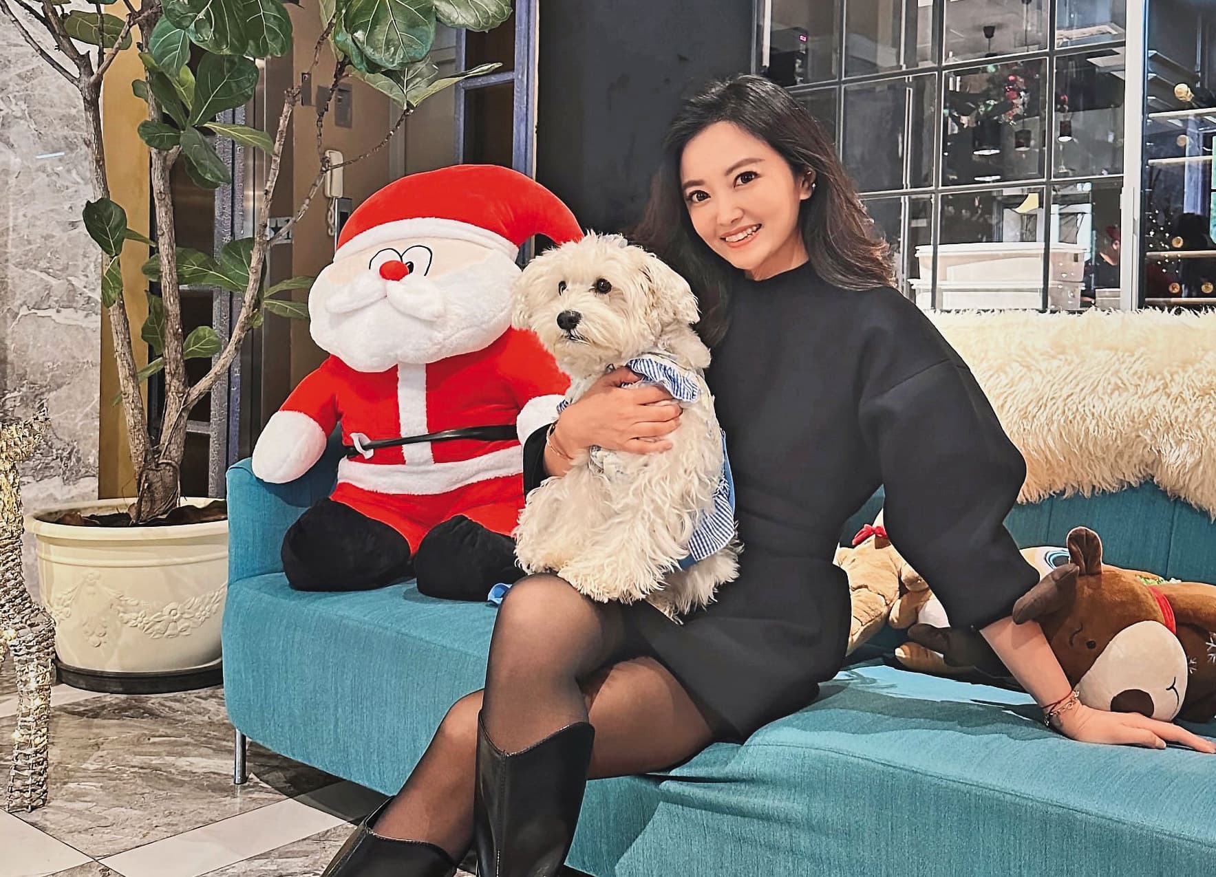盧女常帶著愛犬享受陽光、美食和旅遊景點發動態即時。(翻攝安斉弘美IG)