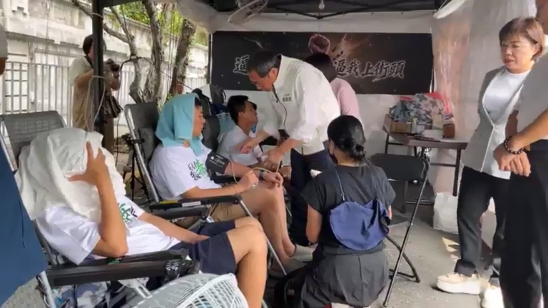 蘇清泉替絕食4小雞量血壓。(翻攝國民黨立院黨團直播)