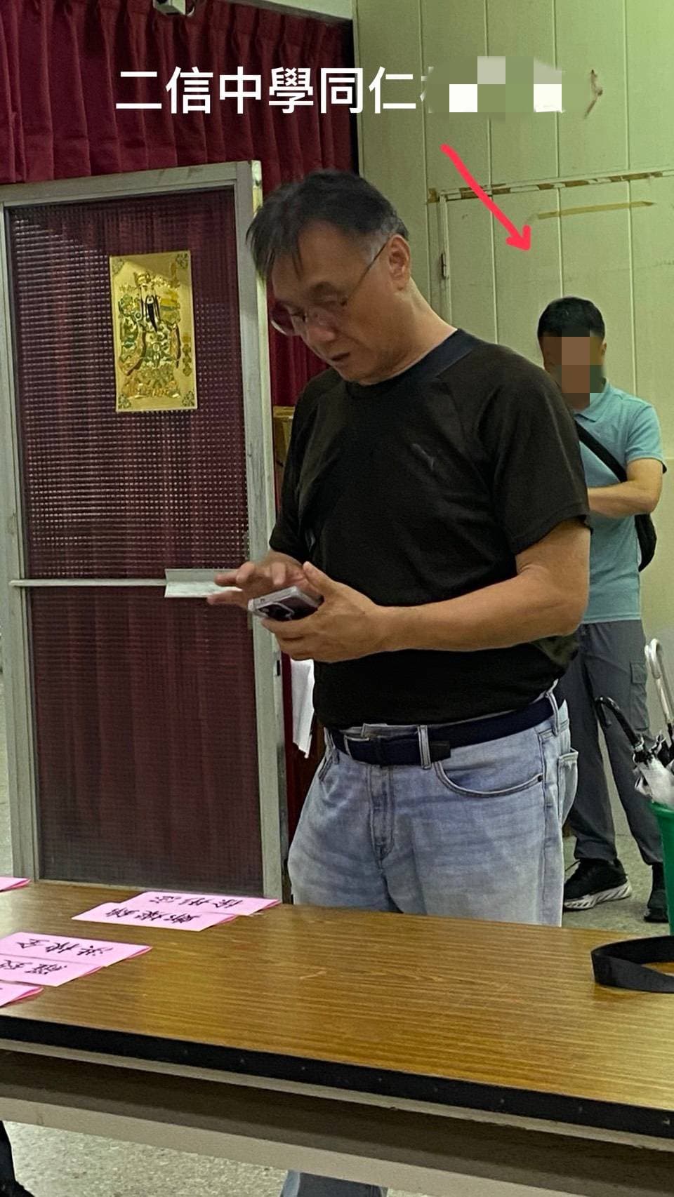 基隆二信中學一名林姓同仁，被拍到與蘇姓公關室主任，一起在國民黨基隆市黨部參與輔選會議。（讀者提供）