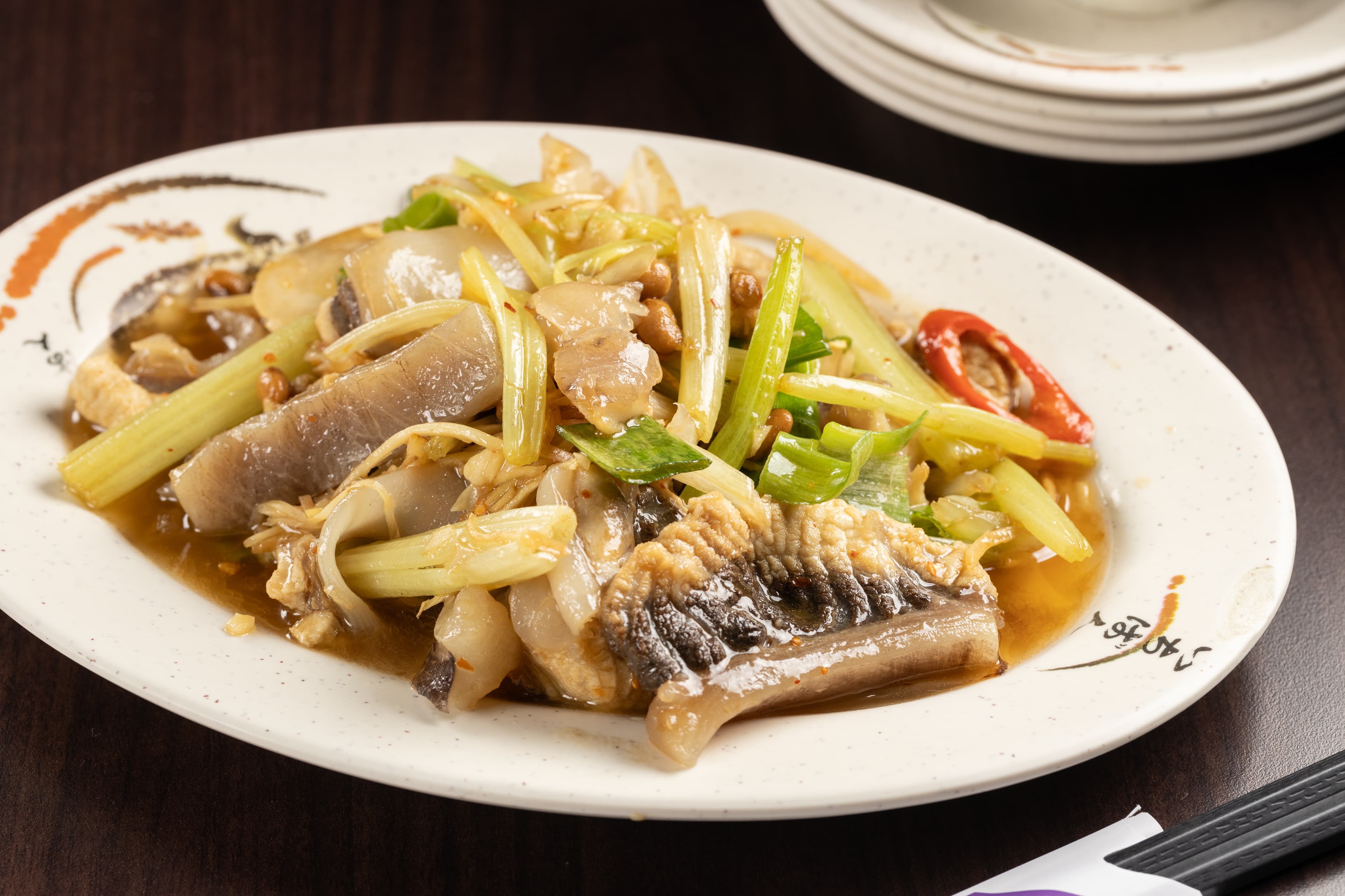 「炒鯊娘尾」使用鯊魚尾巴部位,能同時吃得到魚皮膠質的Q彈與魚肉的鮮嫩。(220元/份)