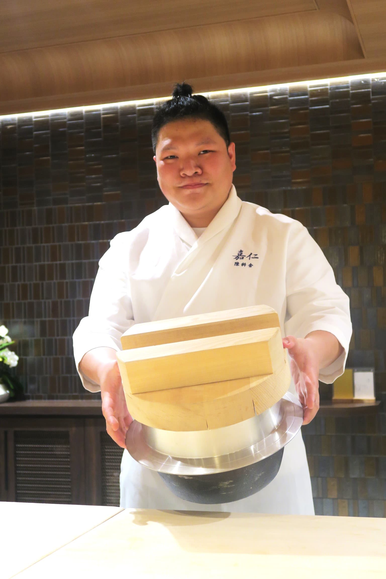 廚師手中大大的厚釜鍋，便是料理長從日本帶來台灣的煮飯道具。因為瓦斯設備需要改管線，厚釜鍋直到開業前一週才正式就位。
